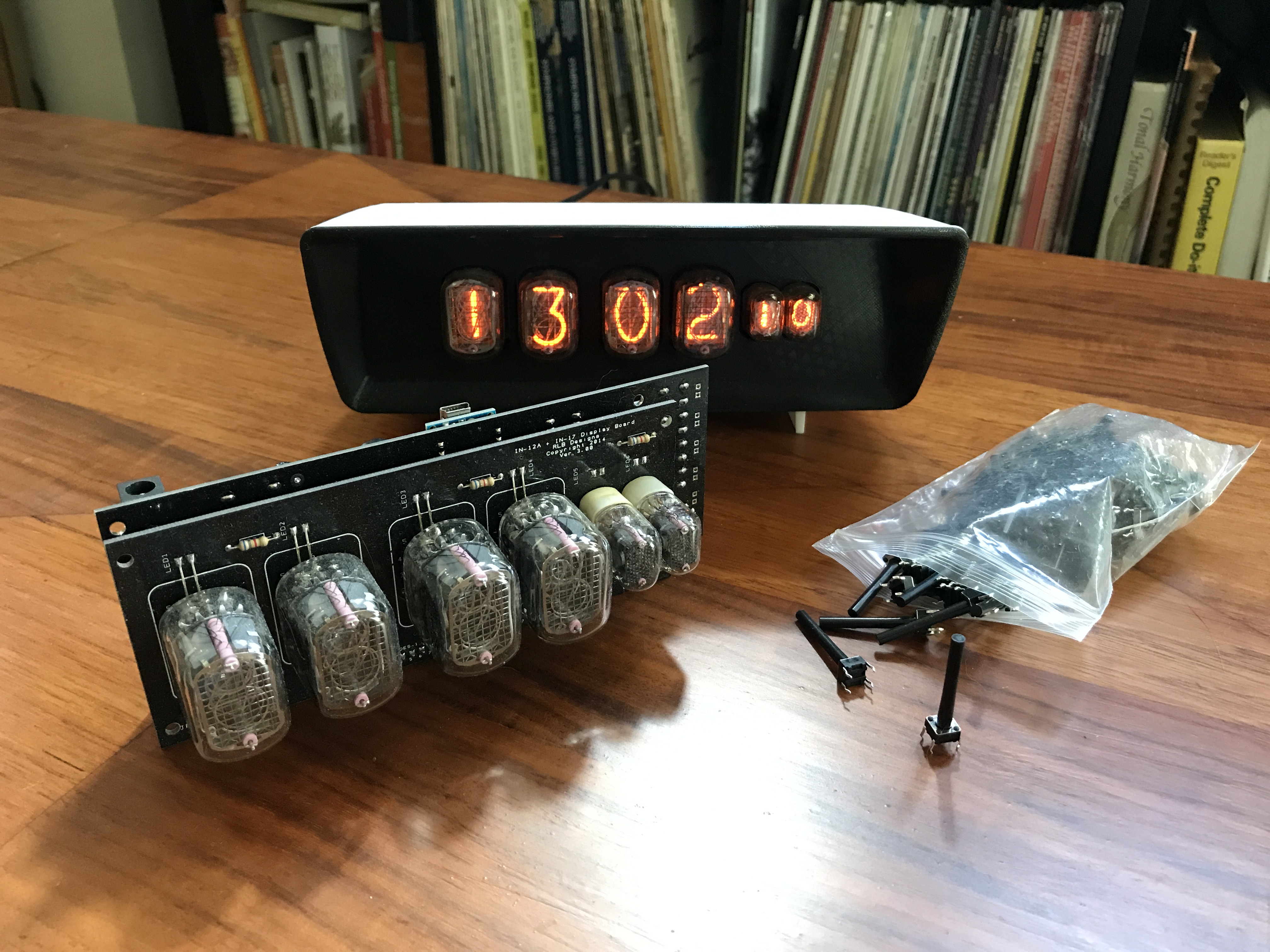 Miniatura 7 do modelo 3D Midcentury Nixie Digital Clock Case