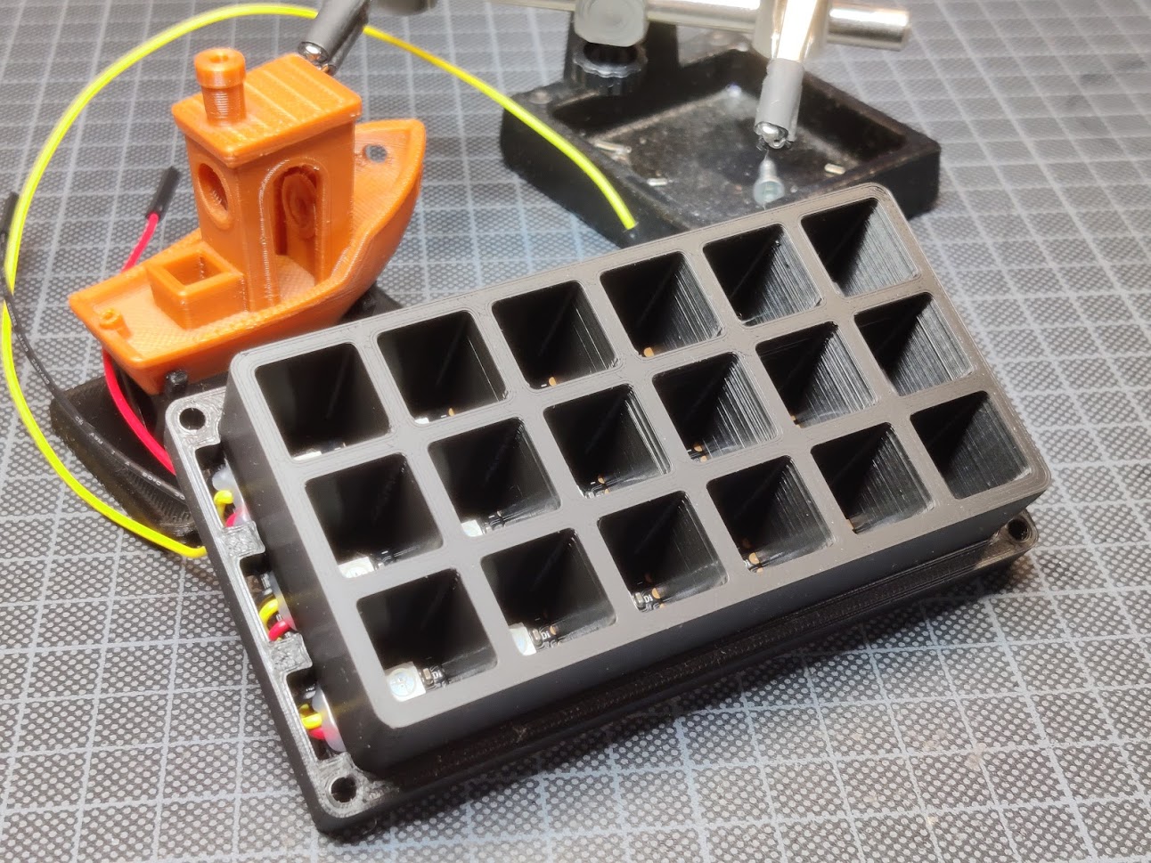 Miniatura 7 do modelo 3D BINARY wifi CLOCK