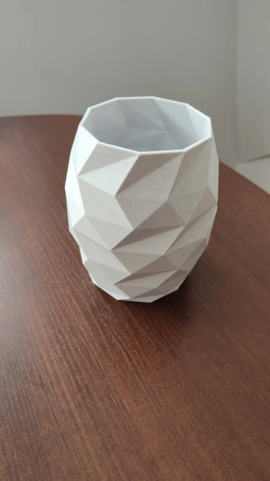 Vaso Geometrico a Spirale - Design Low-Poly Moderno