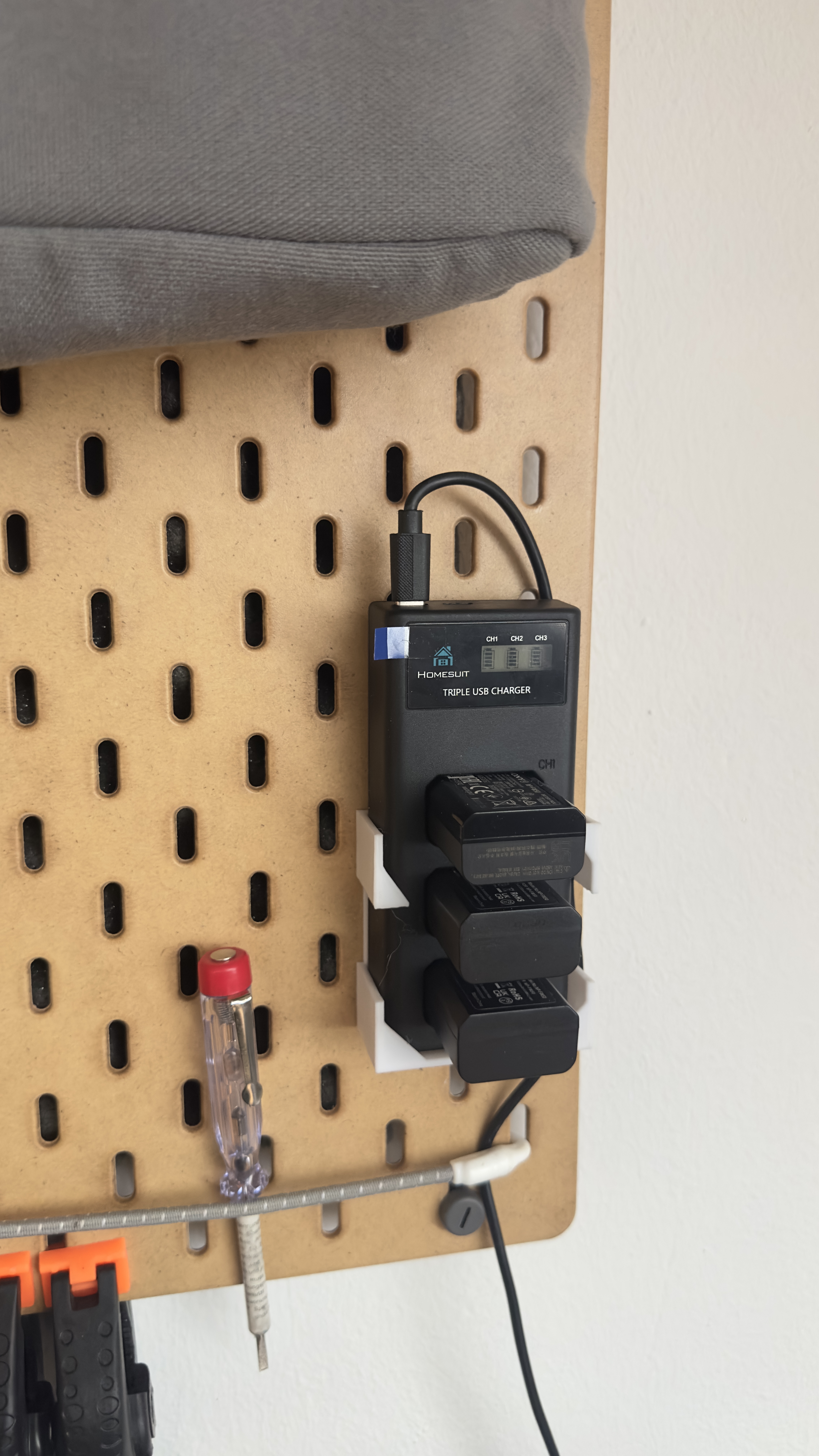 Skadis Wandhalterung für Homesuit Triple USB Charger 3D model
