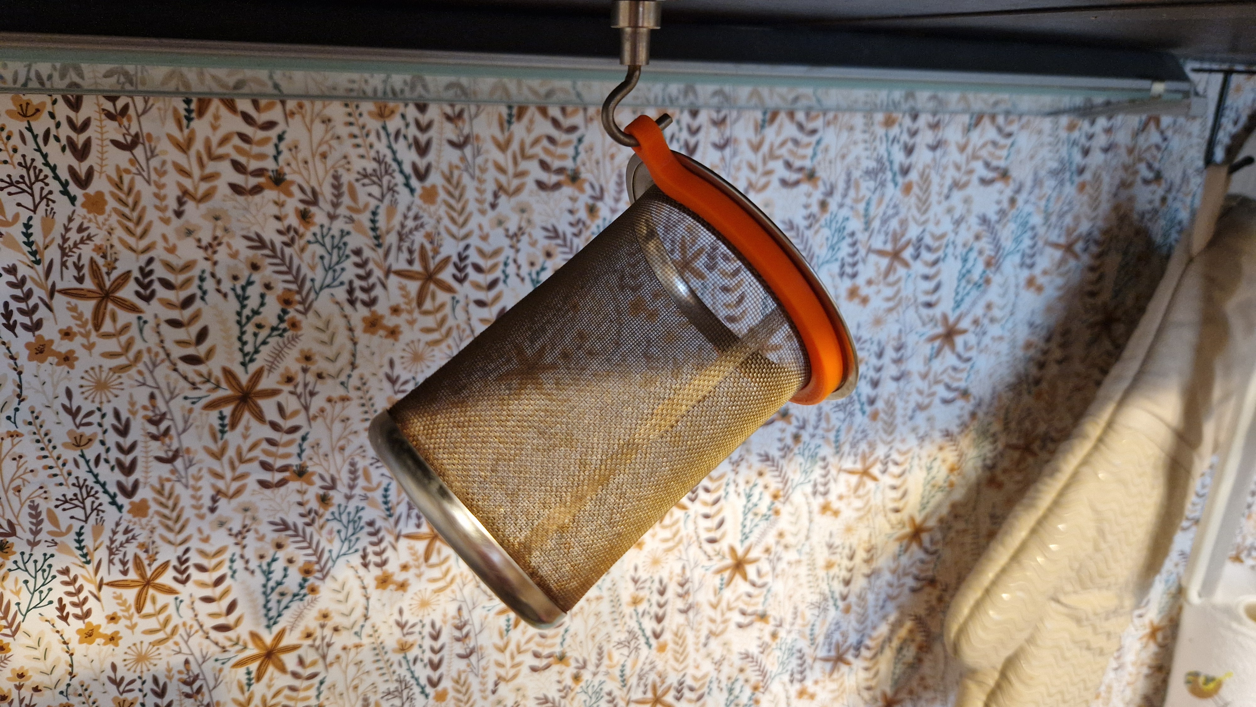 Tea strainer holder