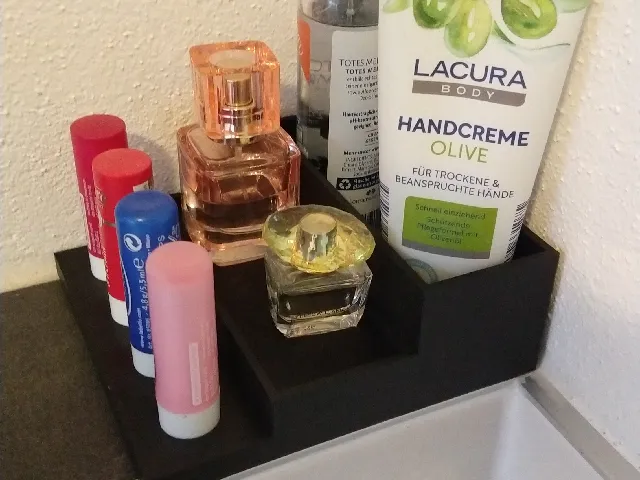 Small sorting presenter for bathroom