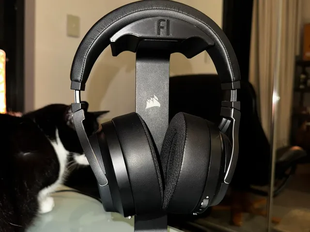Corsair ST100 Headphone Hanger Support