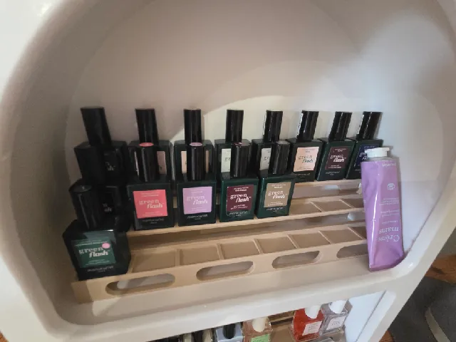 nail polish shelf (Manucurist)