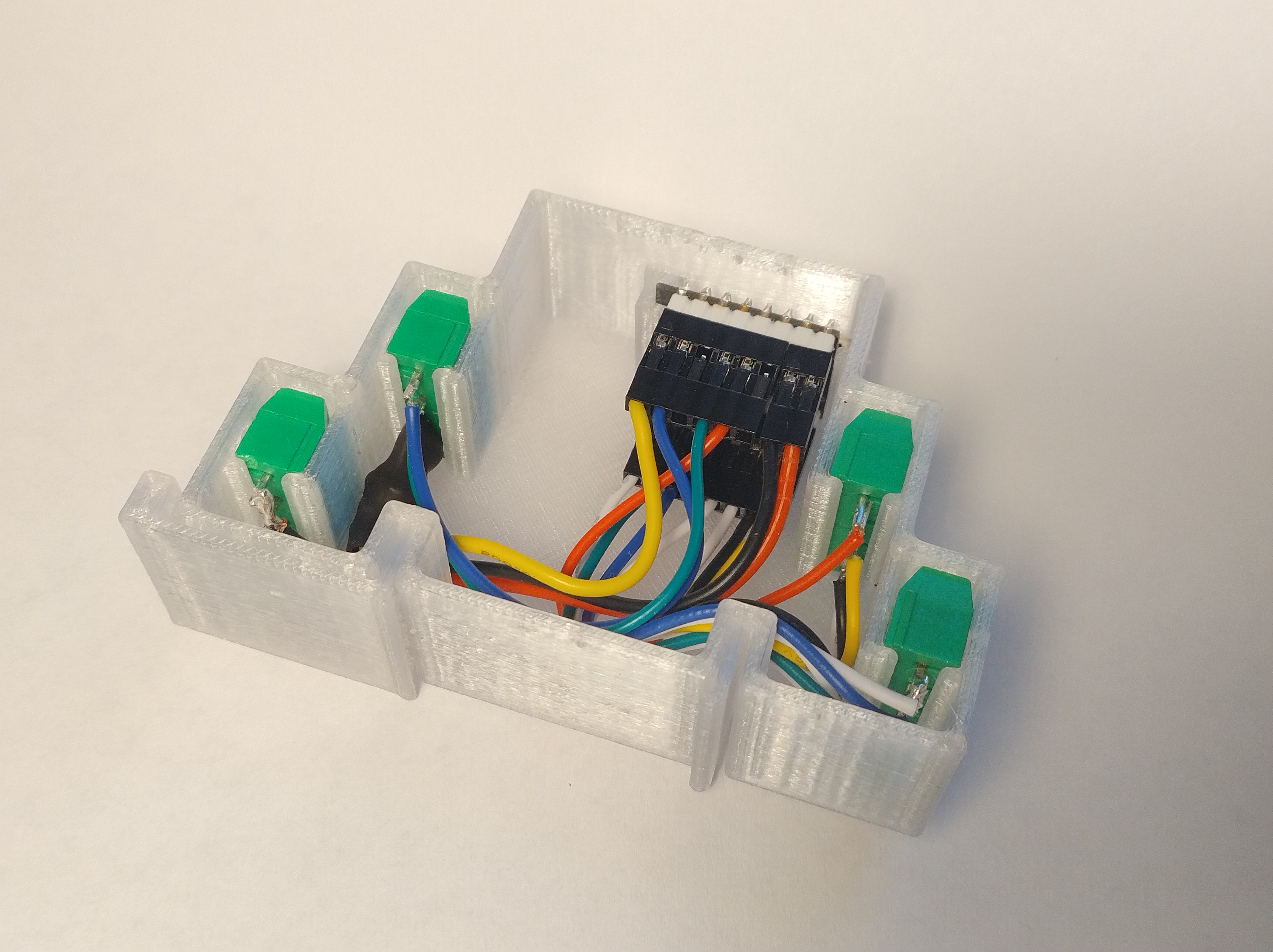 DIN rail box with 16 terminals