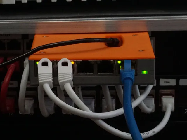 TP-Link TL-SG605E case with USB-C power