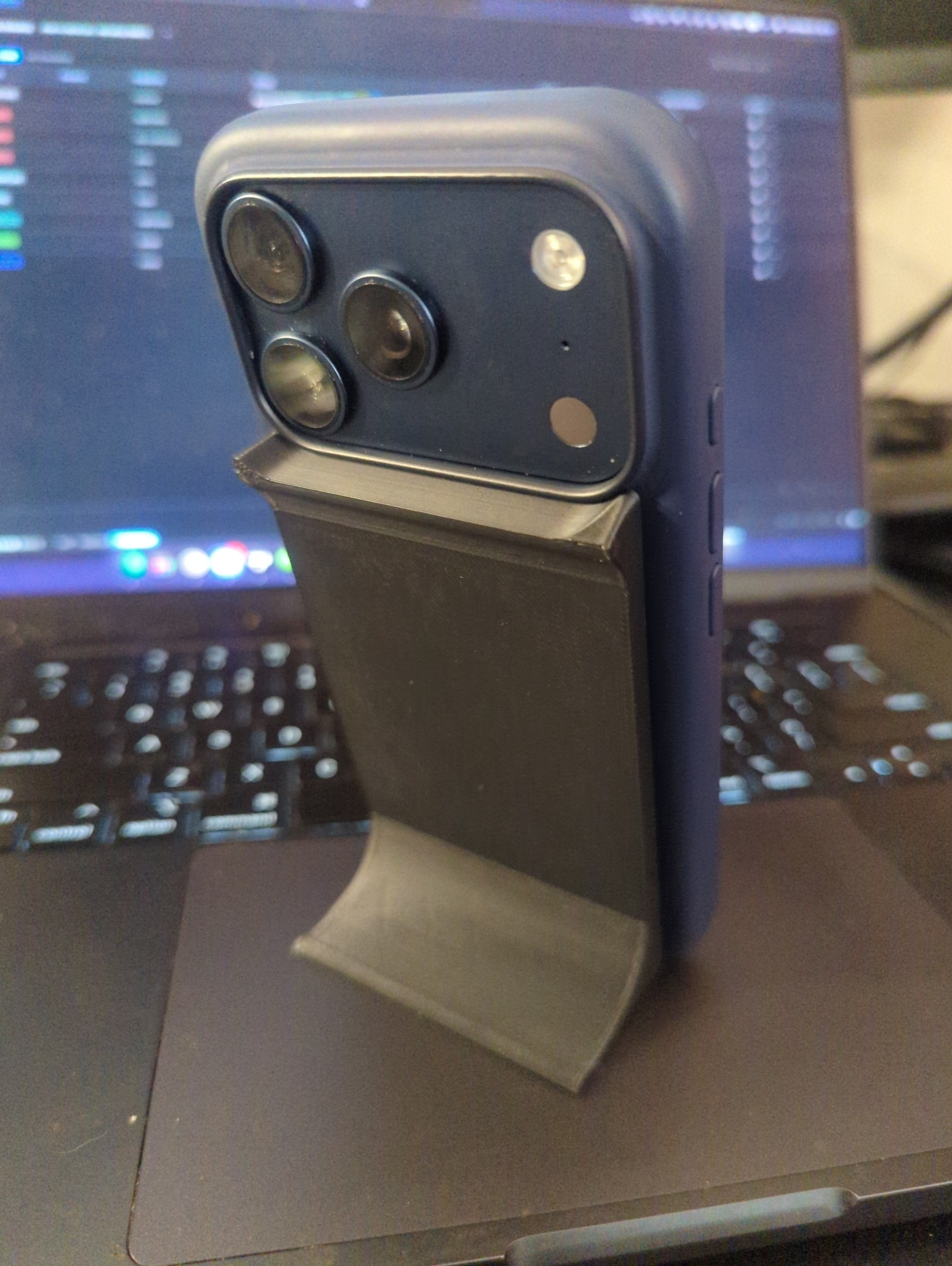 iPhone 17 pro + case stand