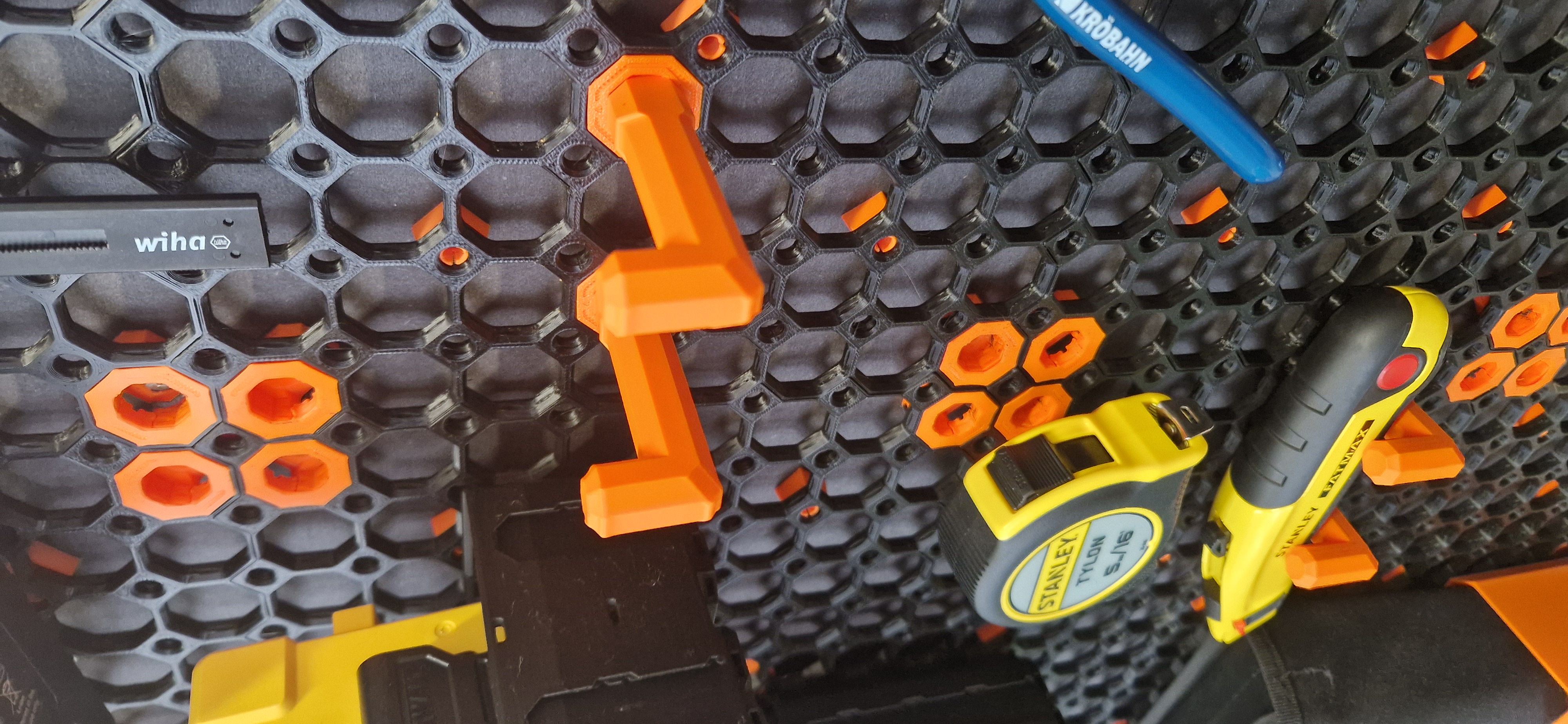 MultiBoard: Parametric Bolt-Locked Hooks
