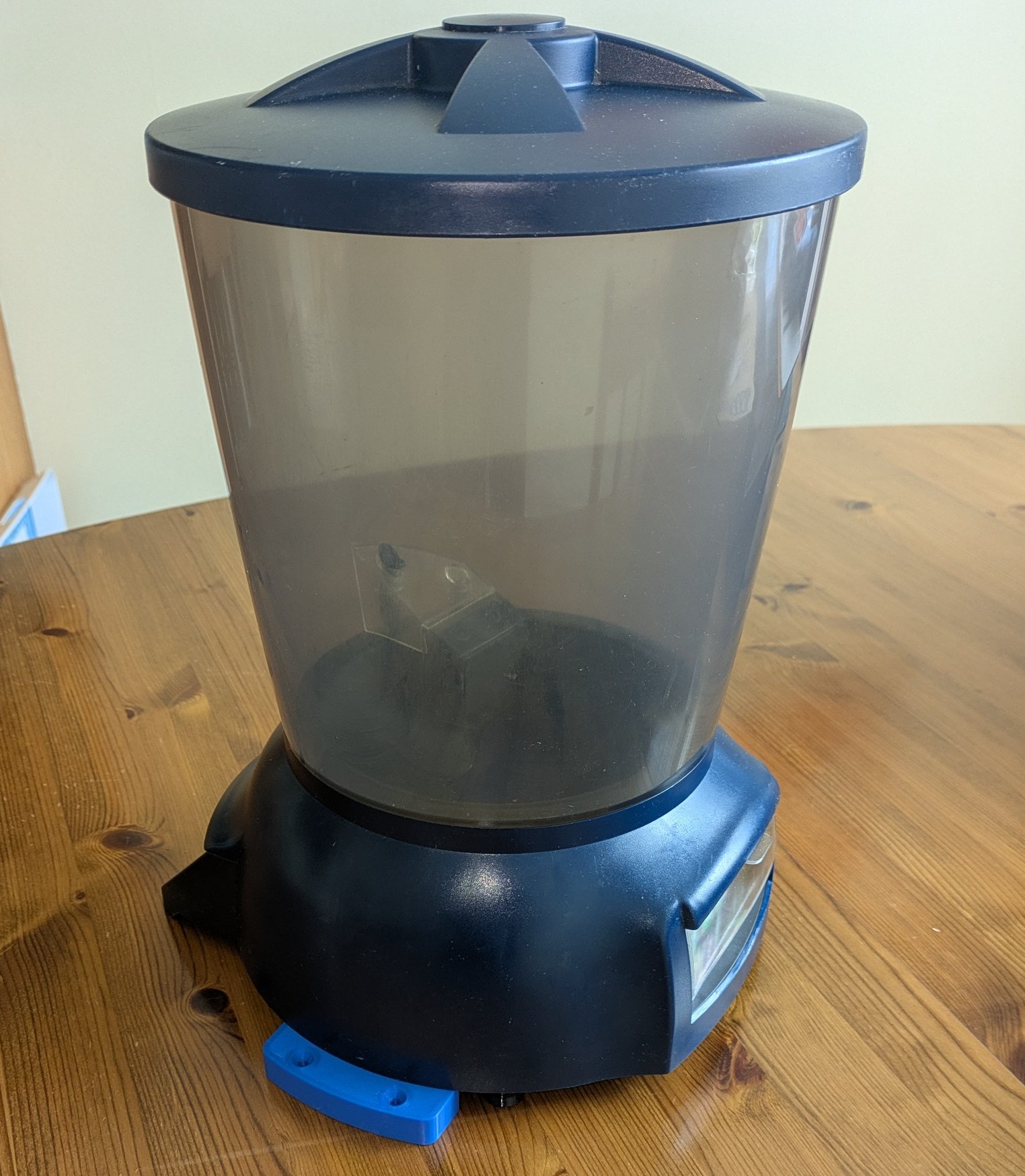Accessories for Jebao WSQ-01 Automatic Fish Feeder - rubber feet, mounting tabs