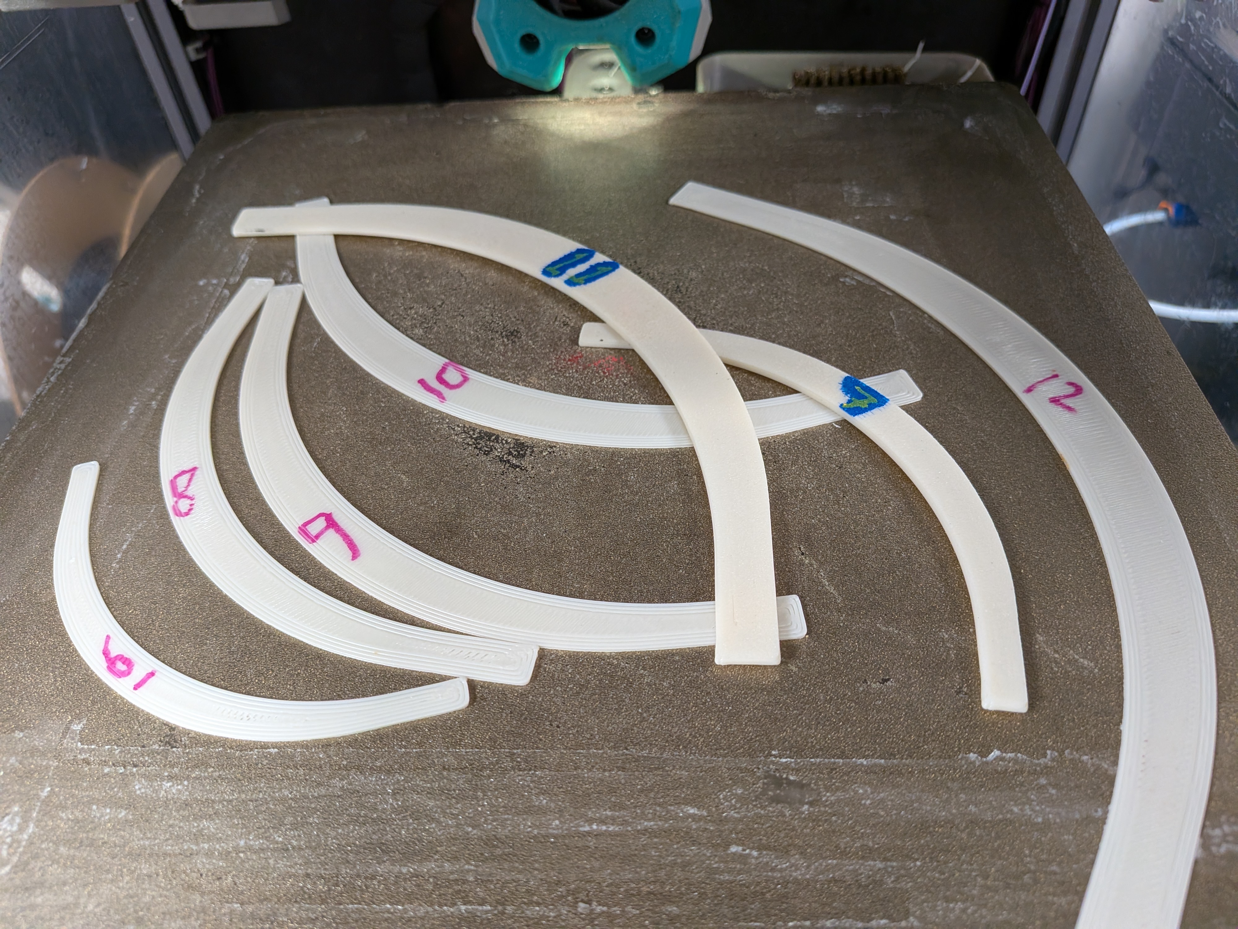 Simple Universal interior and exterior radius gauges - scale 10mm to size in the slicer!