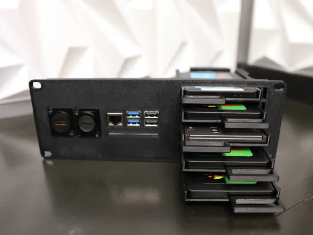 Raspberry Pi5 NAS 10-inch server rack plate, 5 hot swap SSD units, HDMI and power connectors