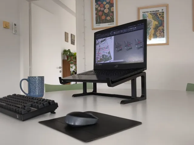 Large laptop stand, for 17-inch models