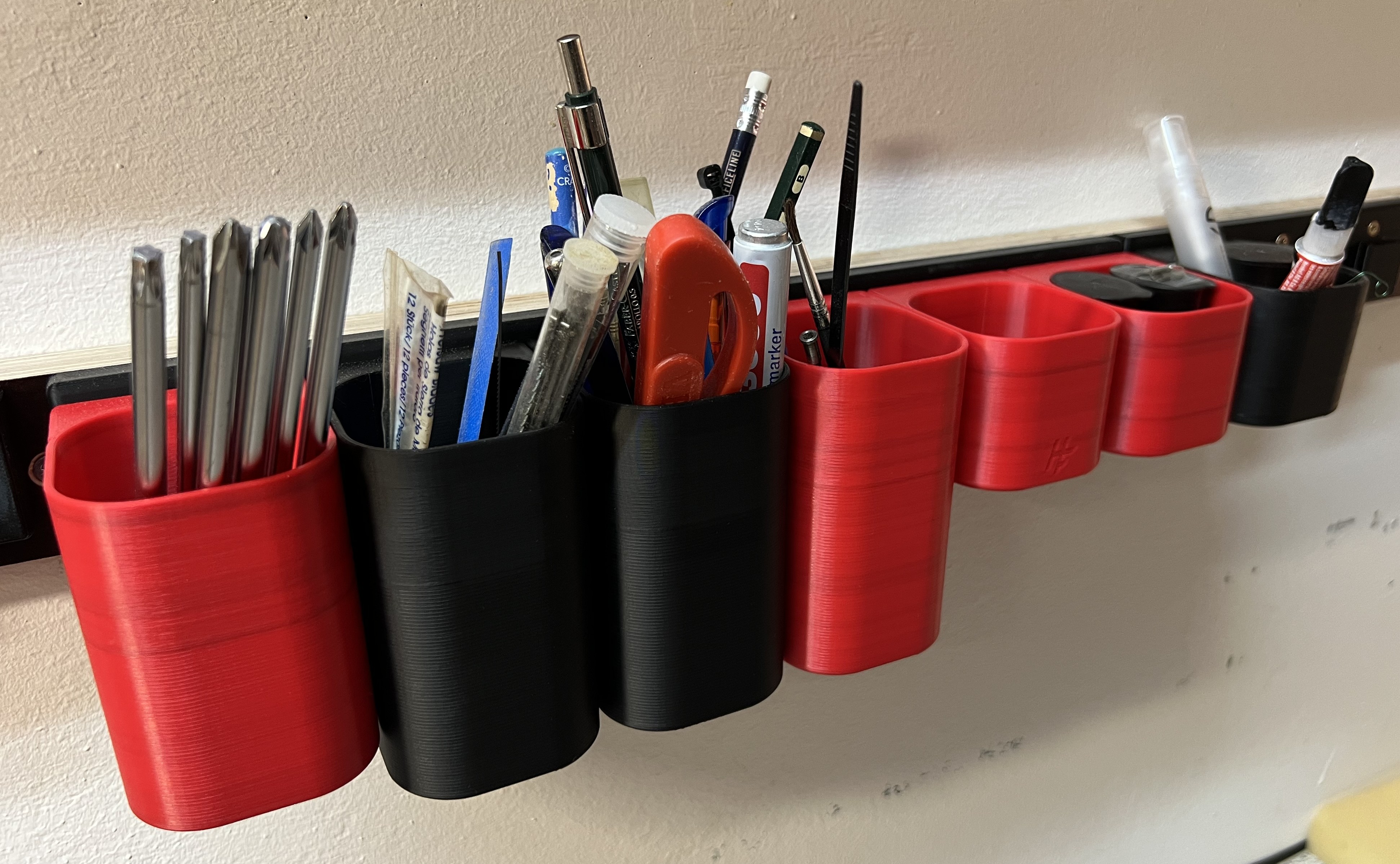 Werkstatt-Becher-Stausystem / Workshop-Cup-Storage-System