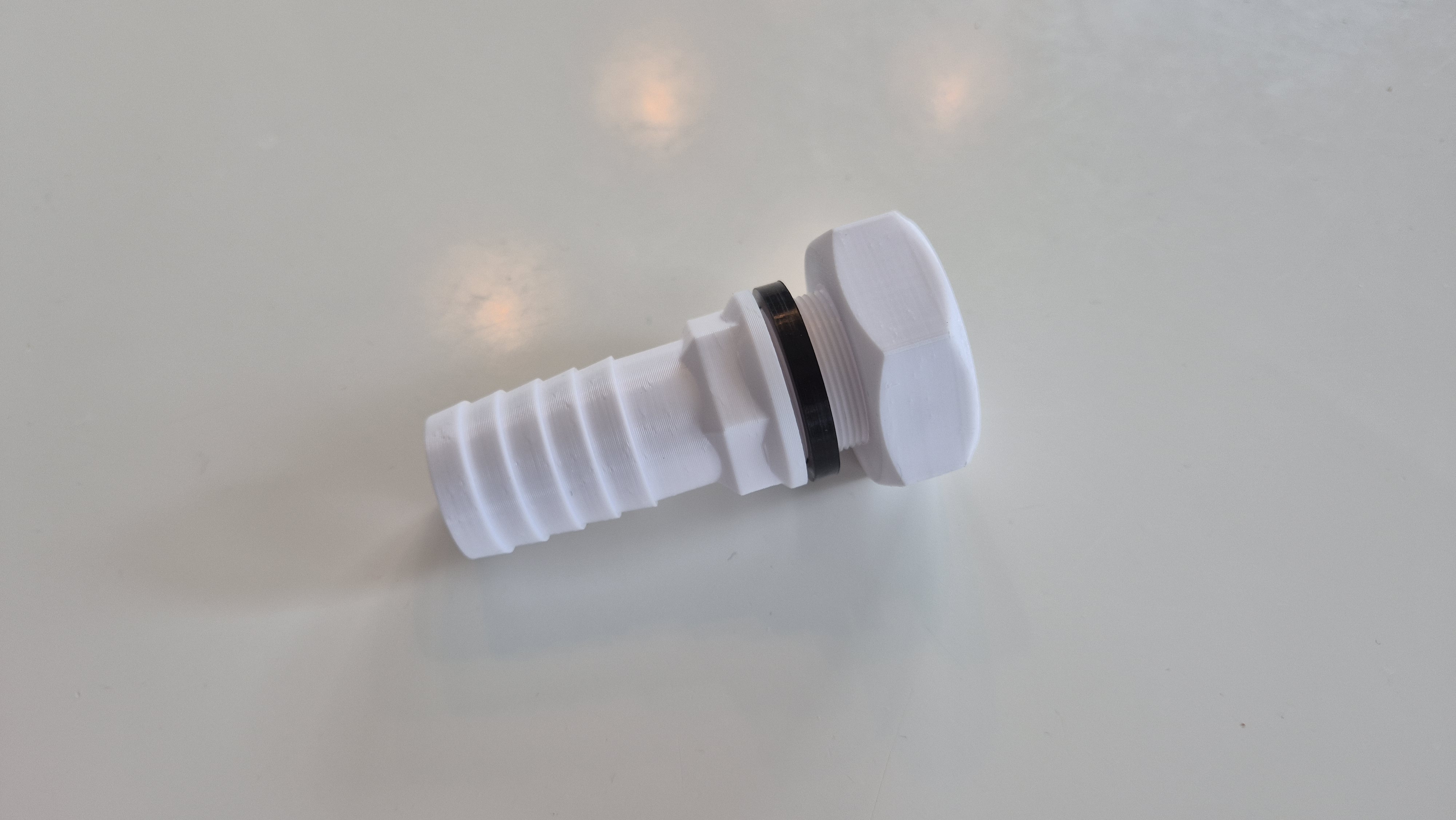 Parametric water tank pipe fitting (connector)