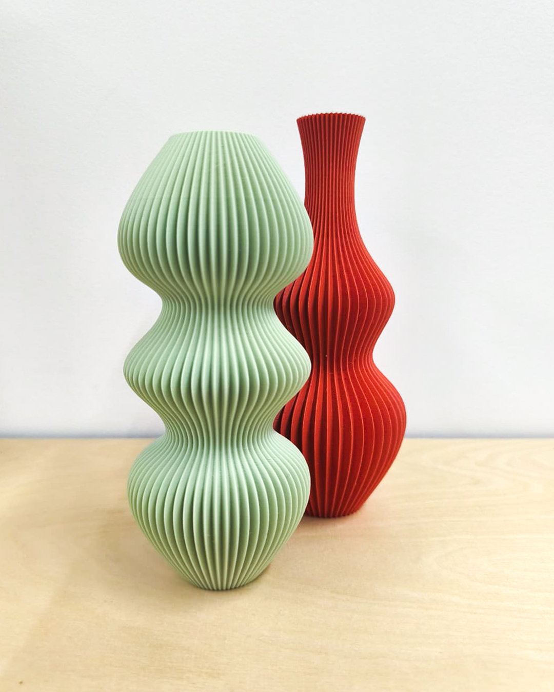 Single-flower zigzag vases