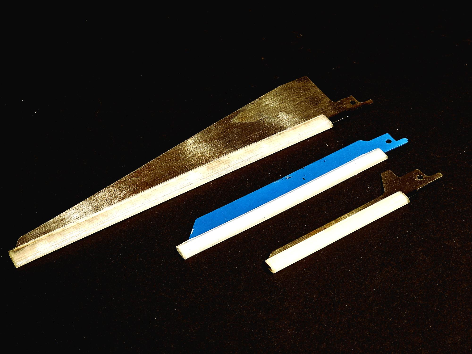 Clip-on case for saw blades