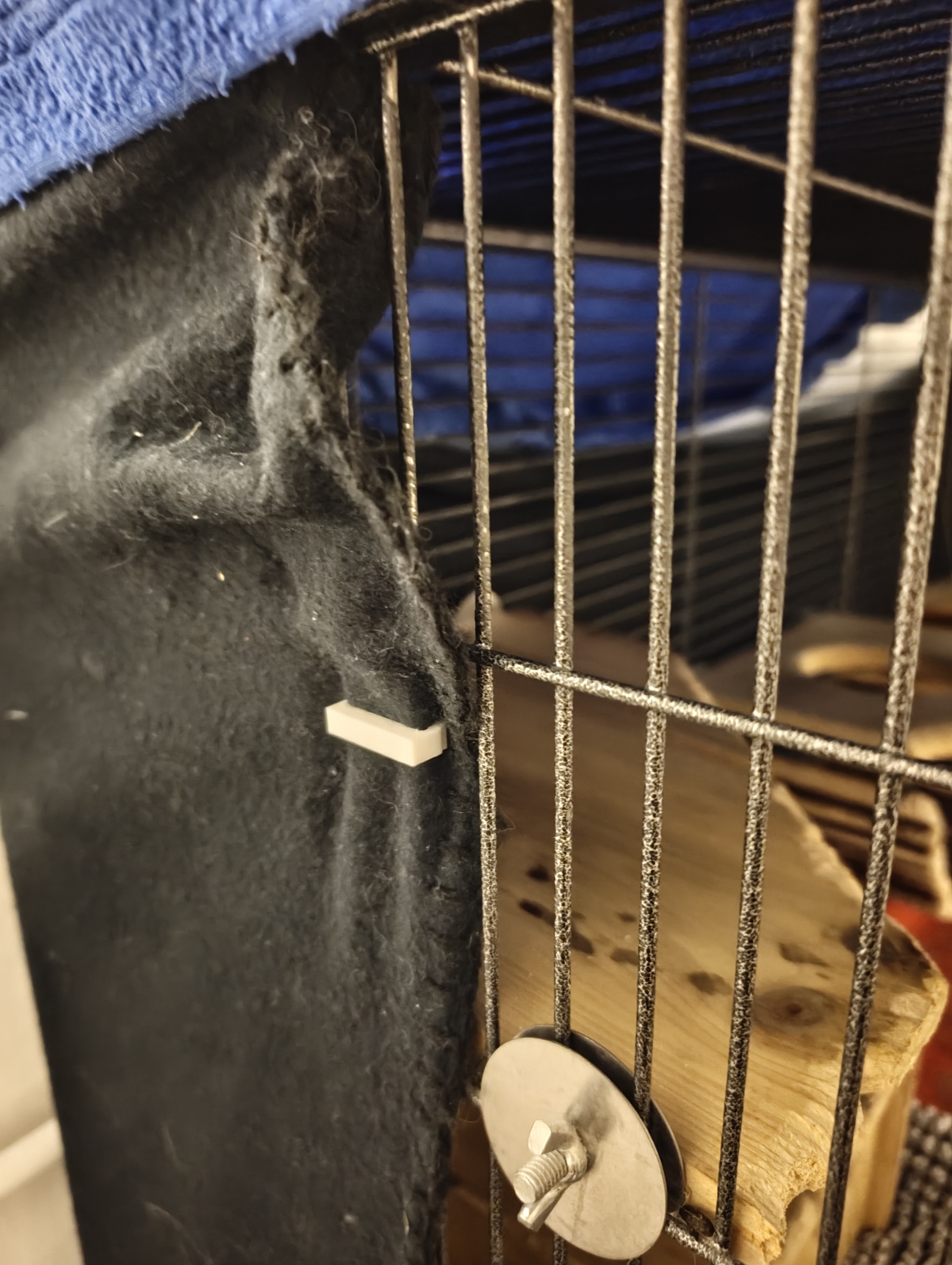 Blanket to animal cage clip