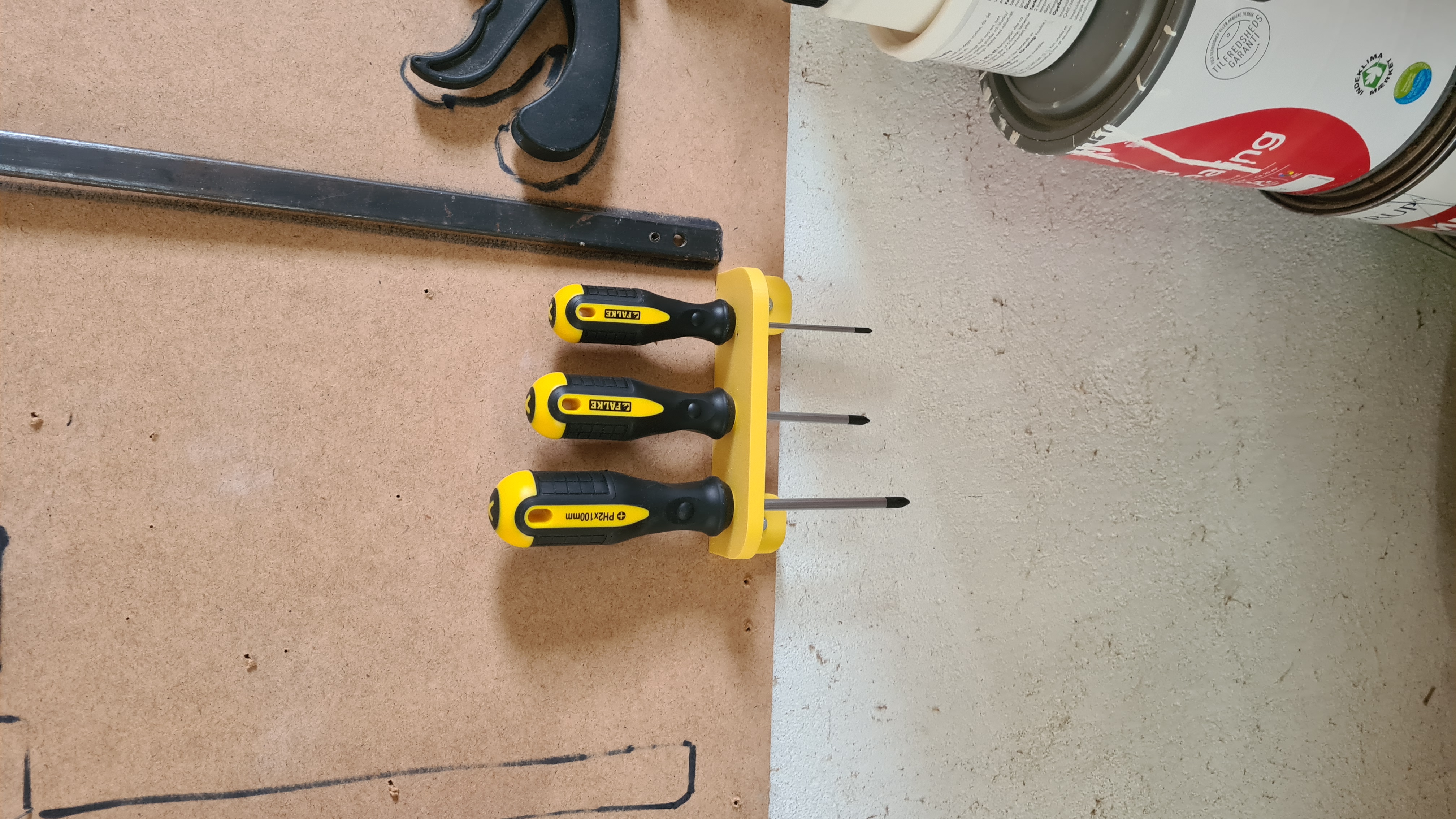 Miniatura 2 do modelo 3D Customizable Screwdriver Bracket