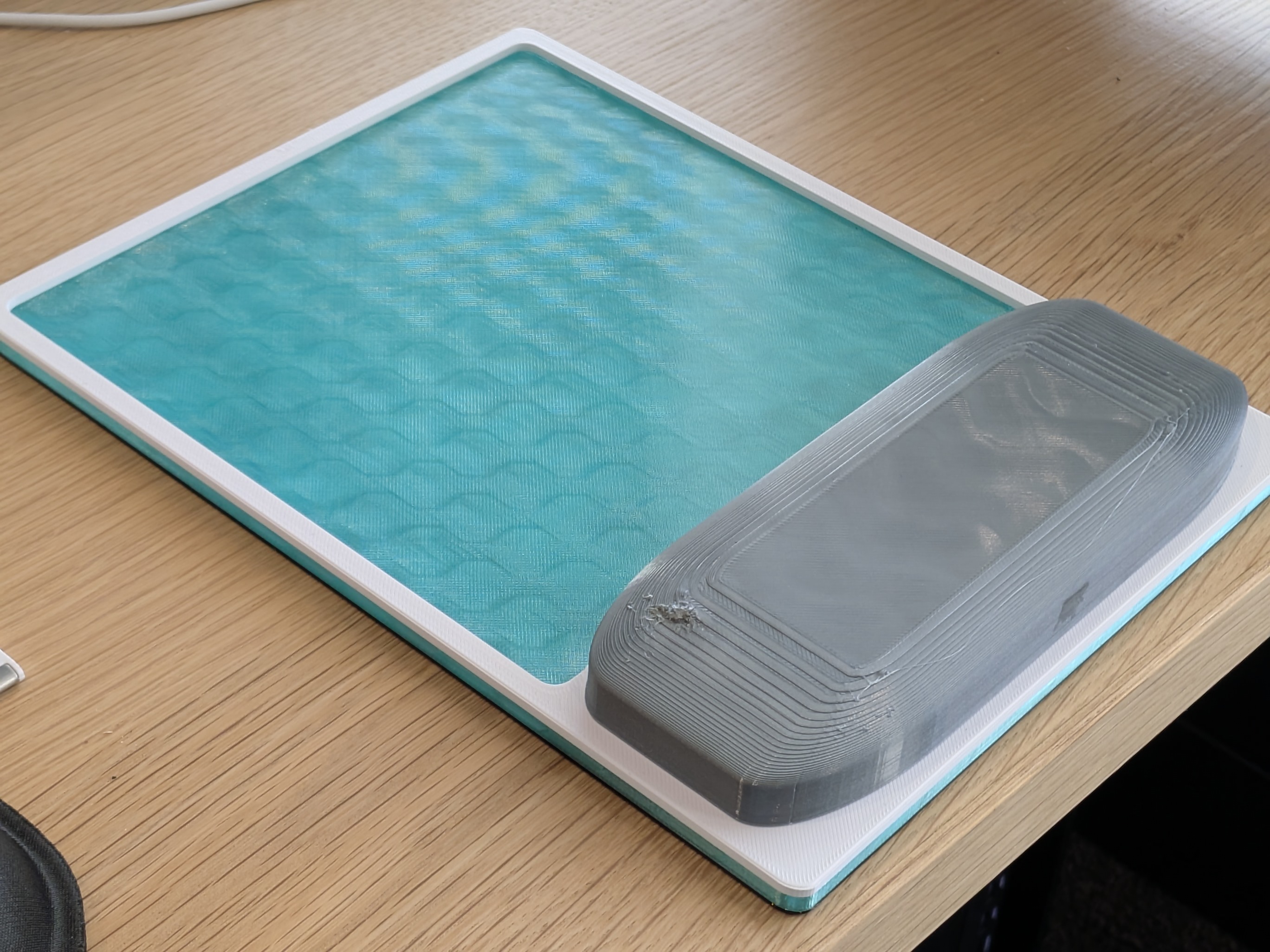 Mousepad with wrist support