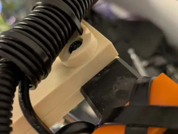 SV06 Plus - Diagonal top corner cable routing guide