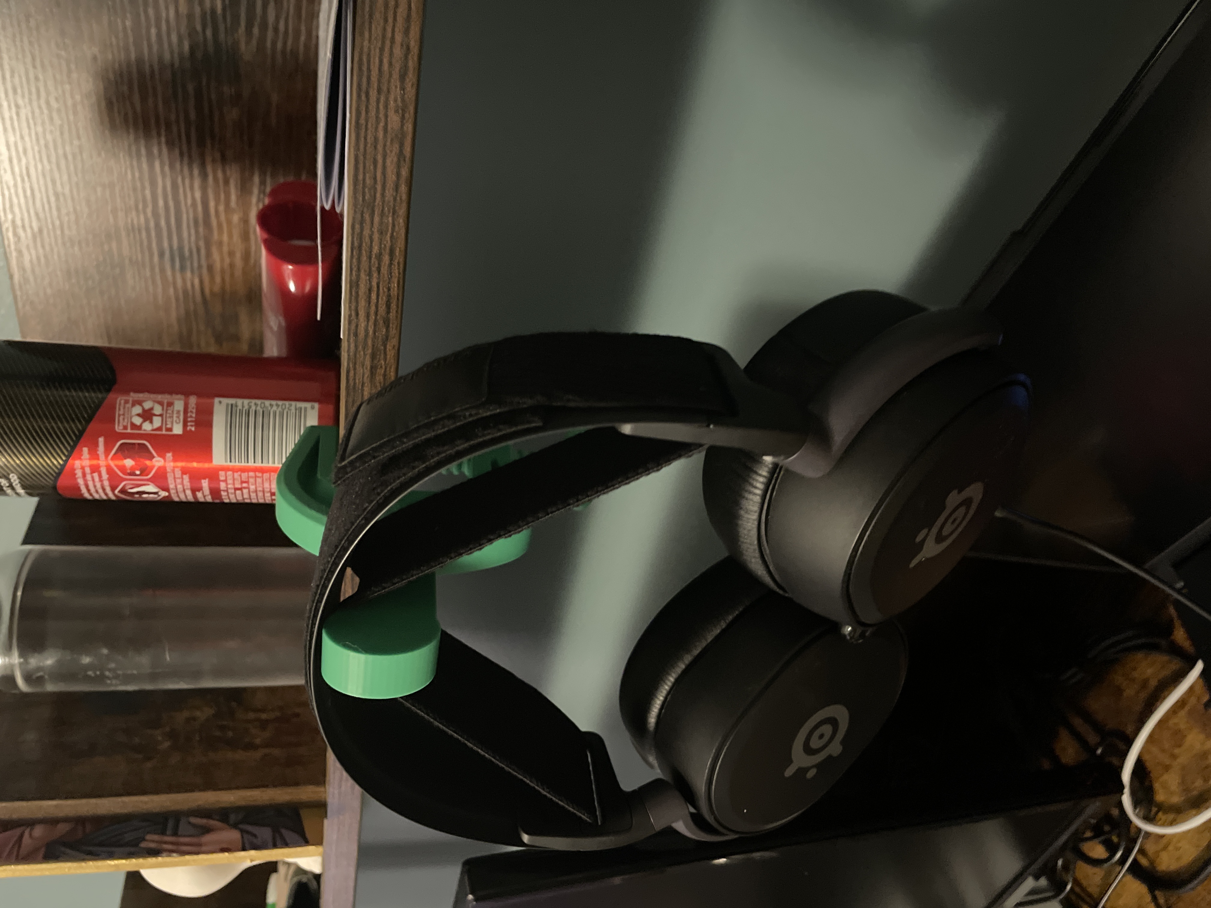 C clamp headphone holder and holds VR headset