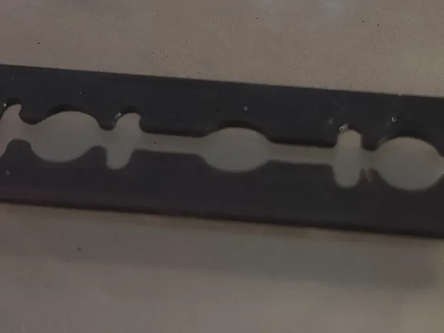 Razor blade spacer