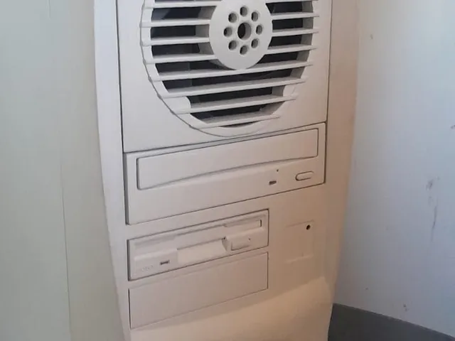 Discrete retro style drive bay mount for 92mm and 120mm fans