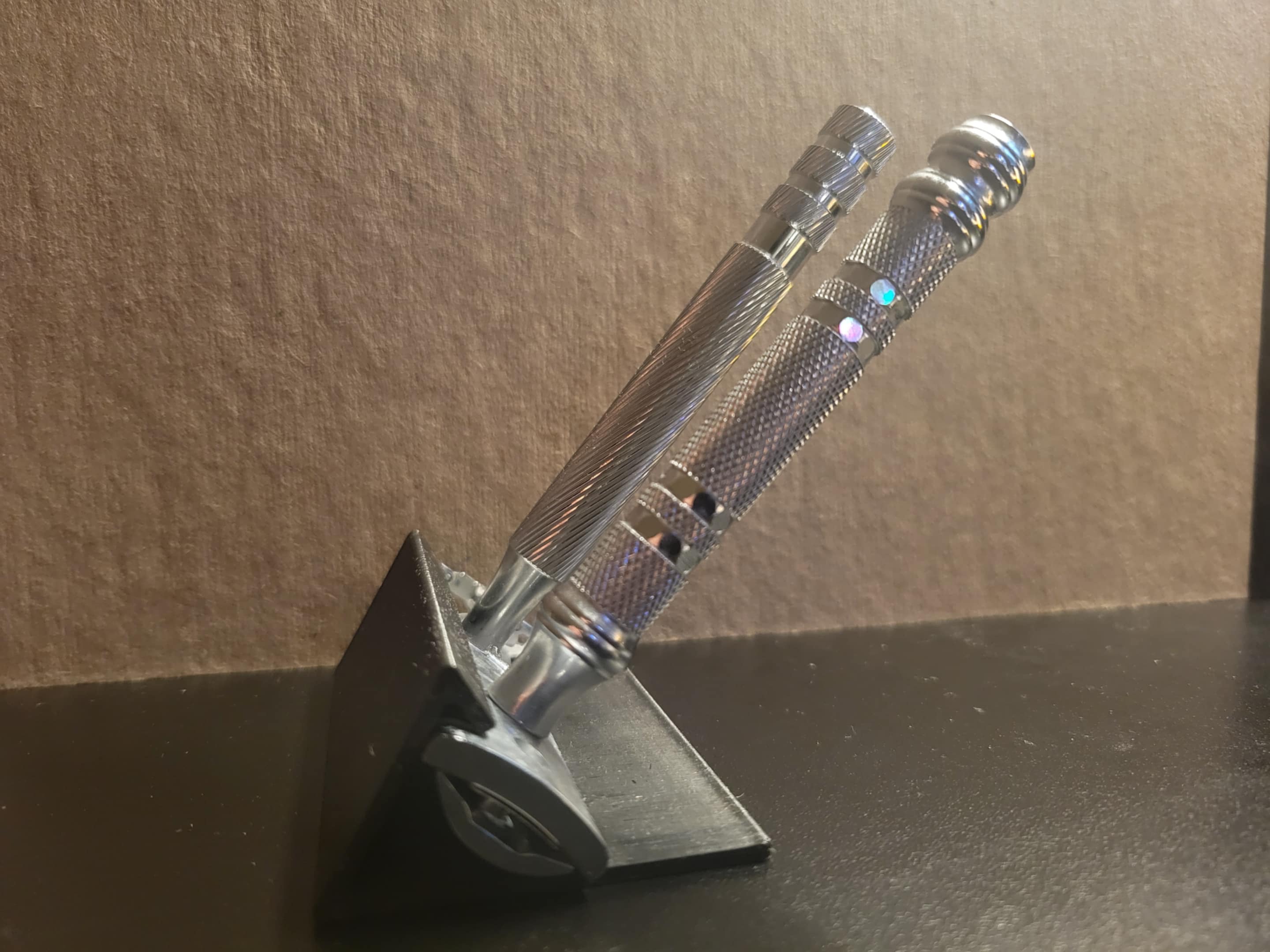 Minimalistic Safety Razor Stand