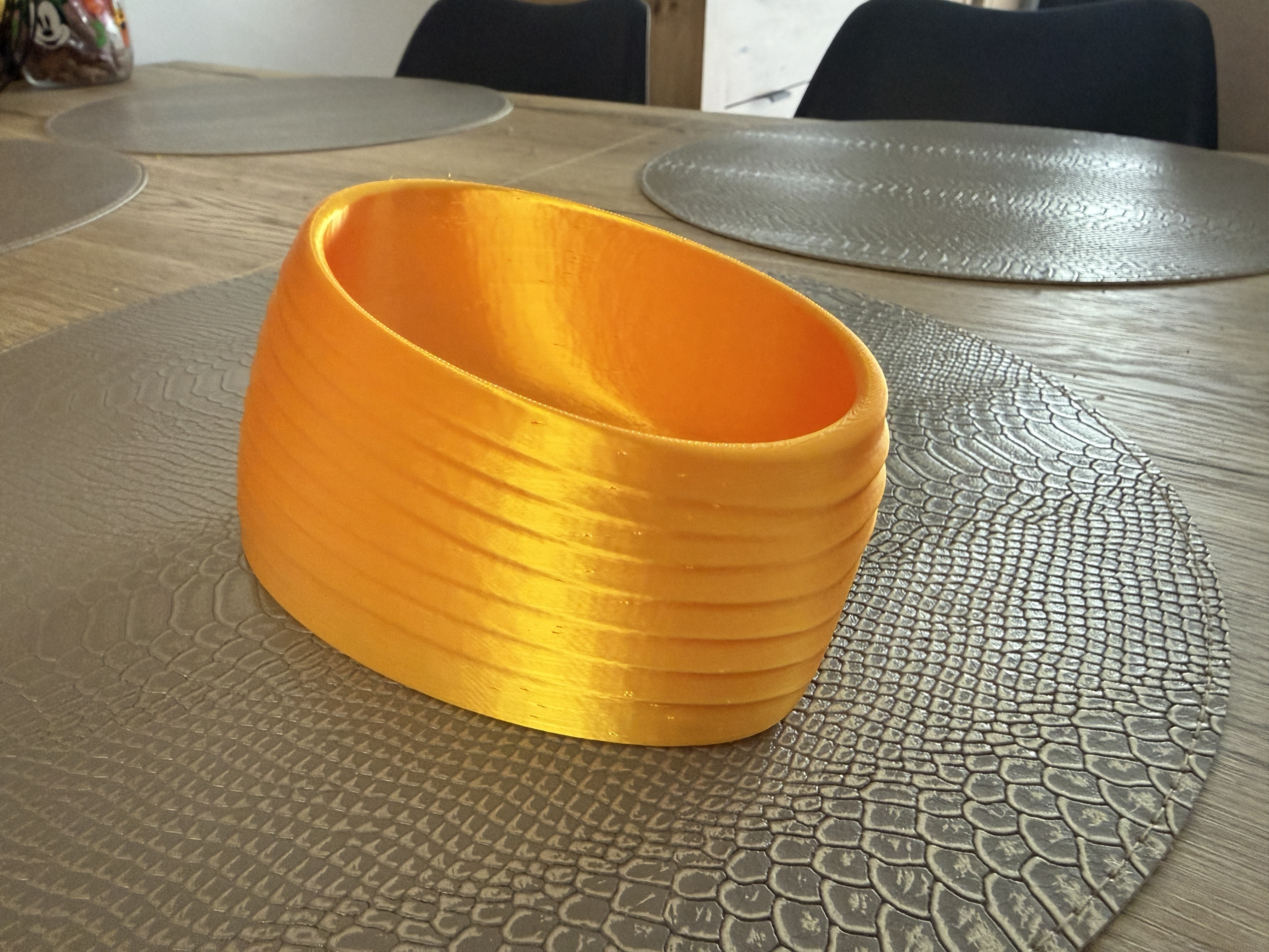 Modern Tilted Catchall Bowl – Sculptural Desk Organizer – STL & 3MF