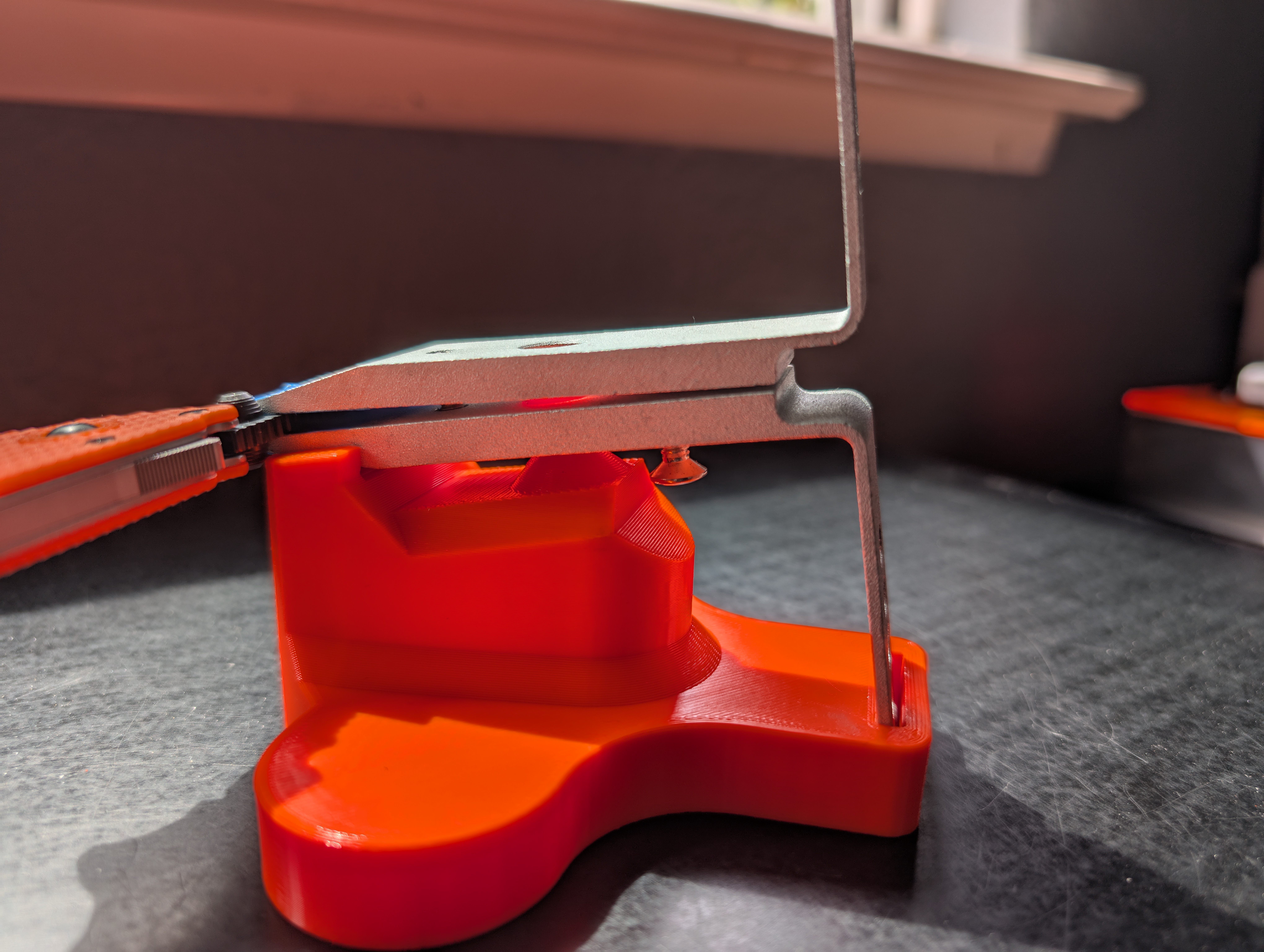 Lansky sharpener mount with screw clearance