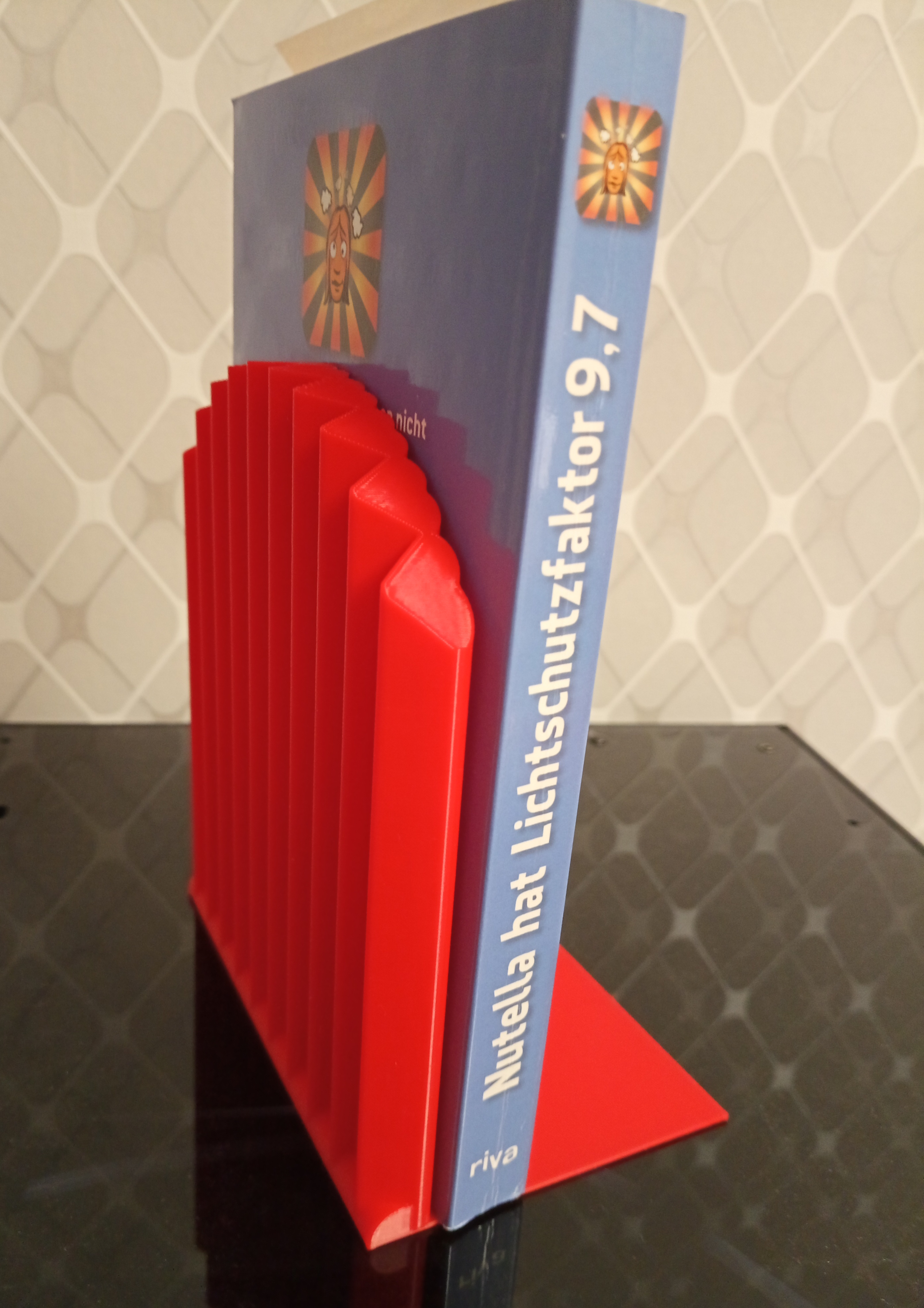 Bookend with heart shaped columns