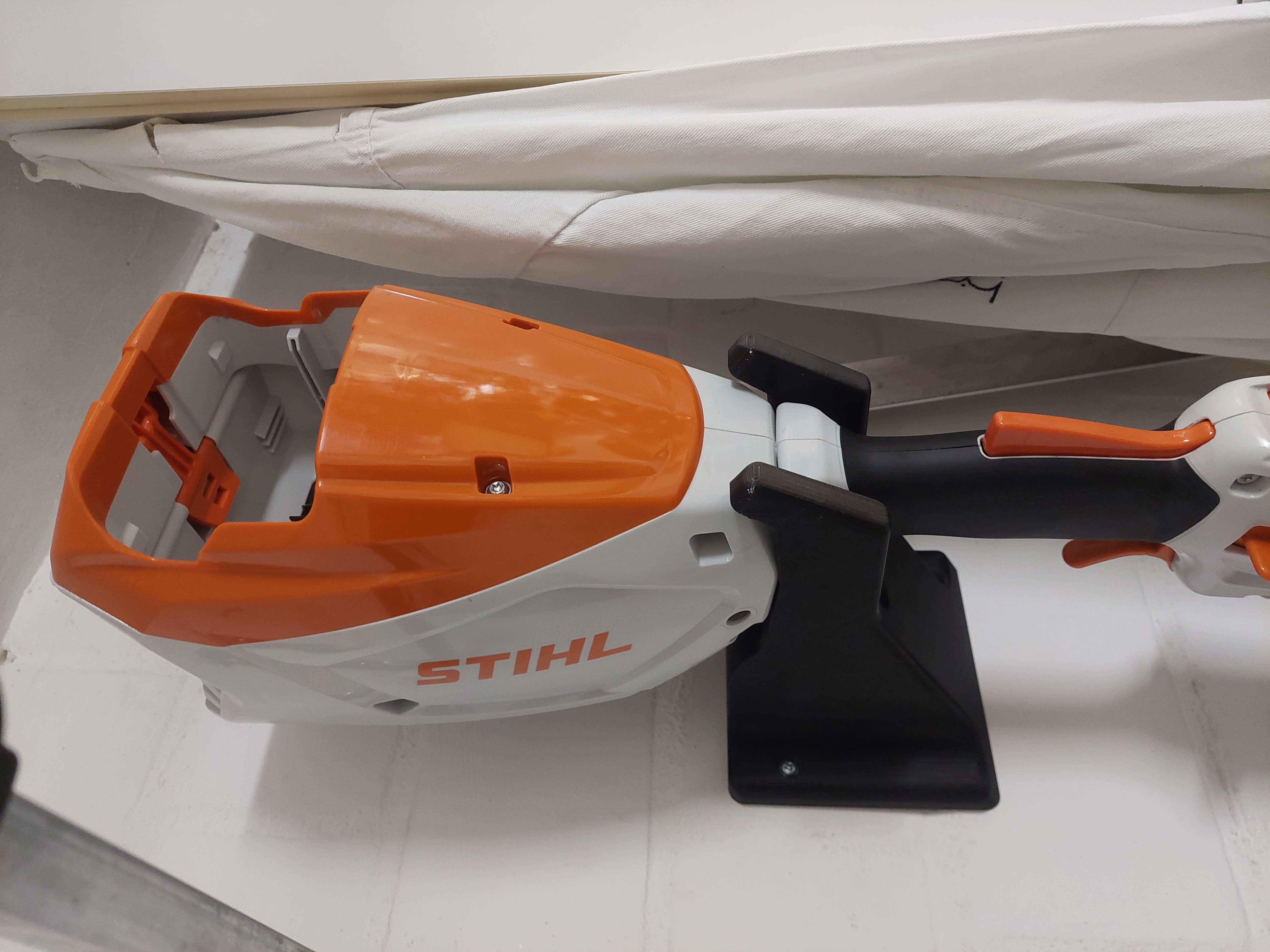 Stihl KMA 80 R Wandhalterung