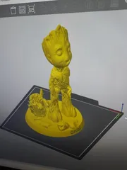Groot s podstavcem