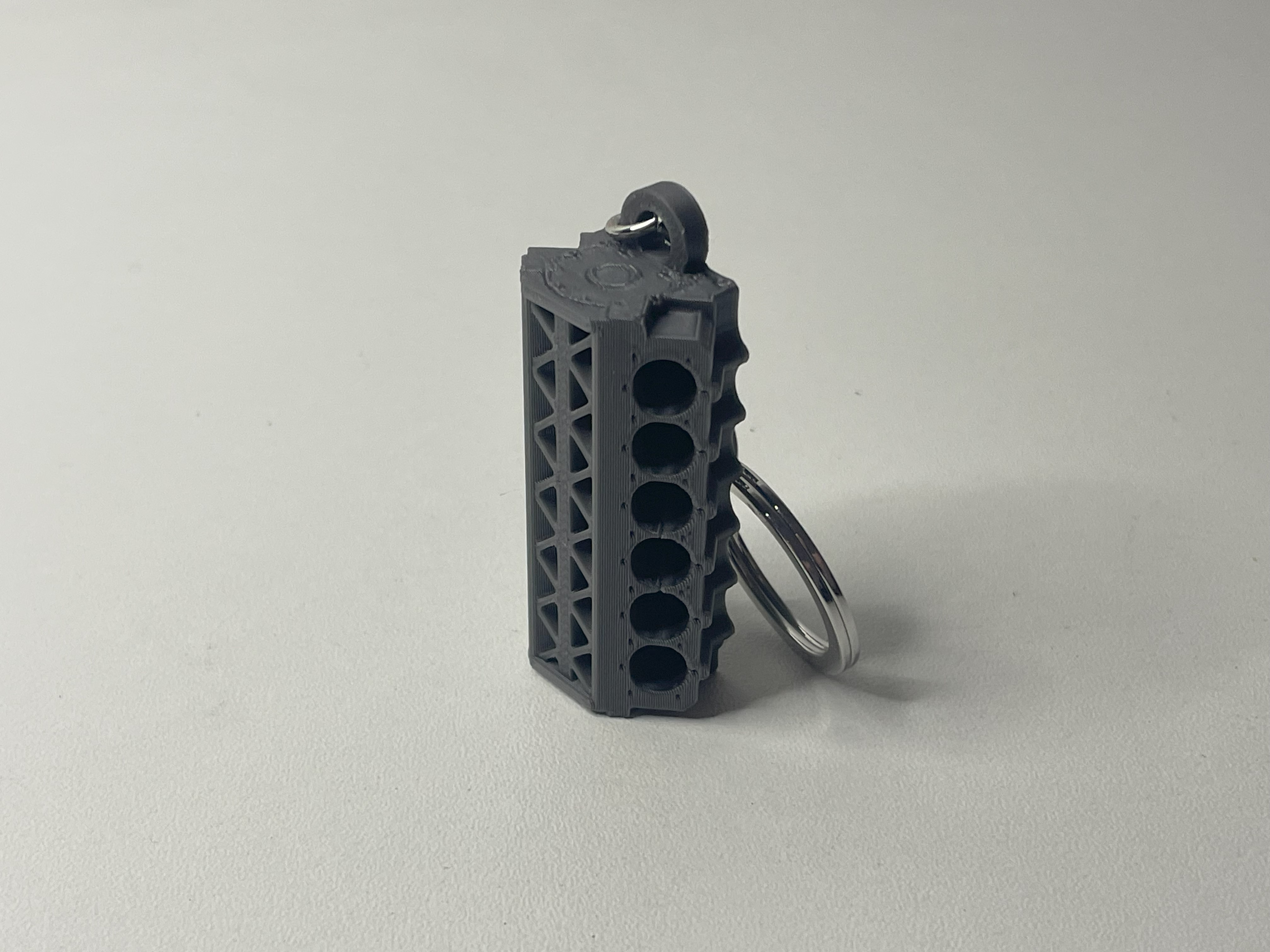Miniatura 4 do modelo 3D Engine block V12 keychain