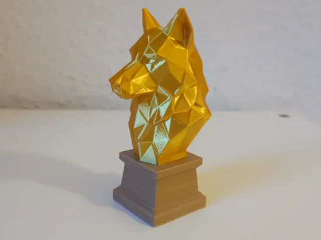 Low-Poly Wolfbüste mit Sockel
