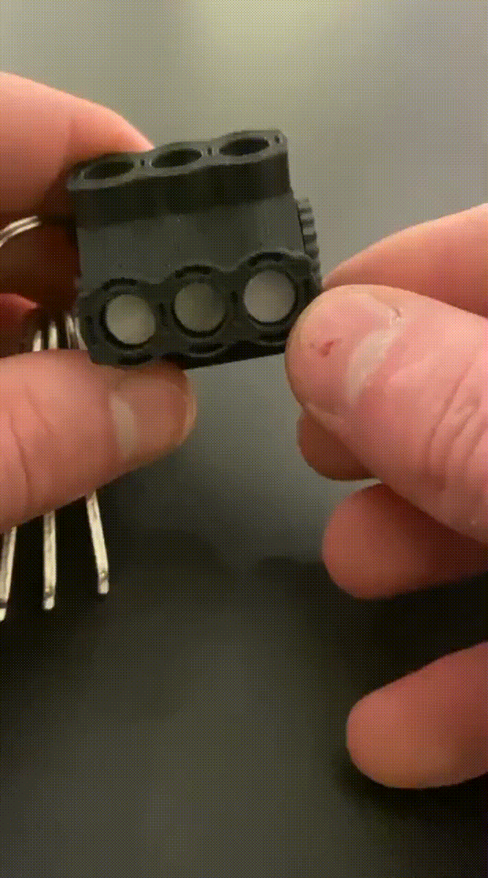 Miniatura 2 do modelo 3D Fidget engine keychain