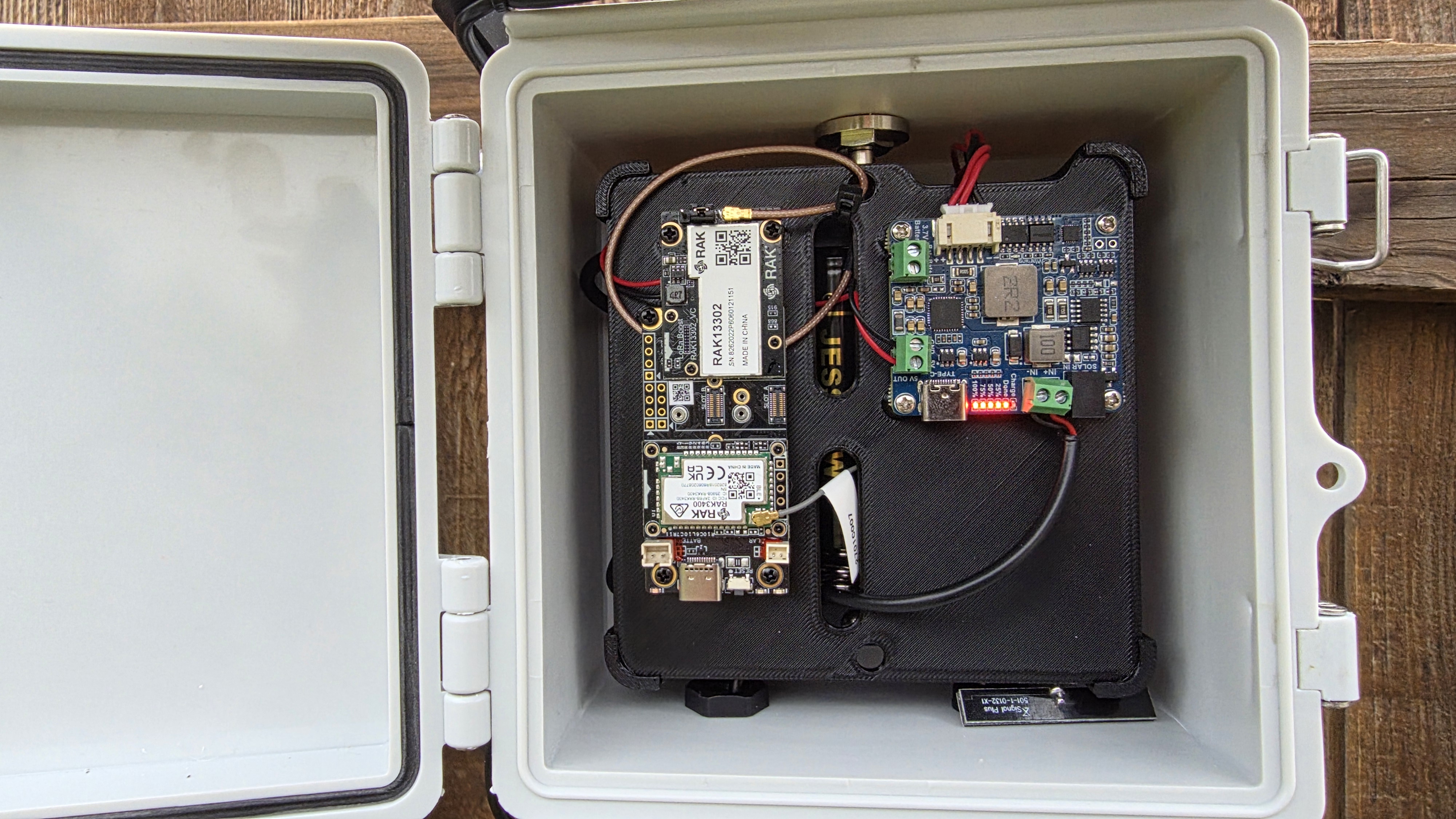 Solar Junction Box Insert withWaveShare - WisMesh 1W - Meshtastic / MeshCore