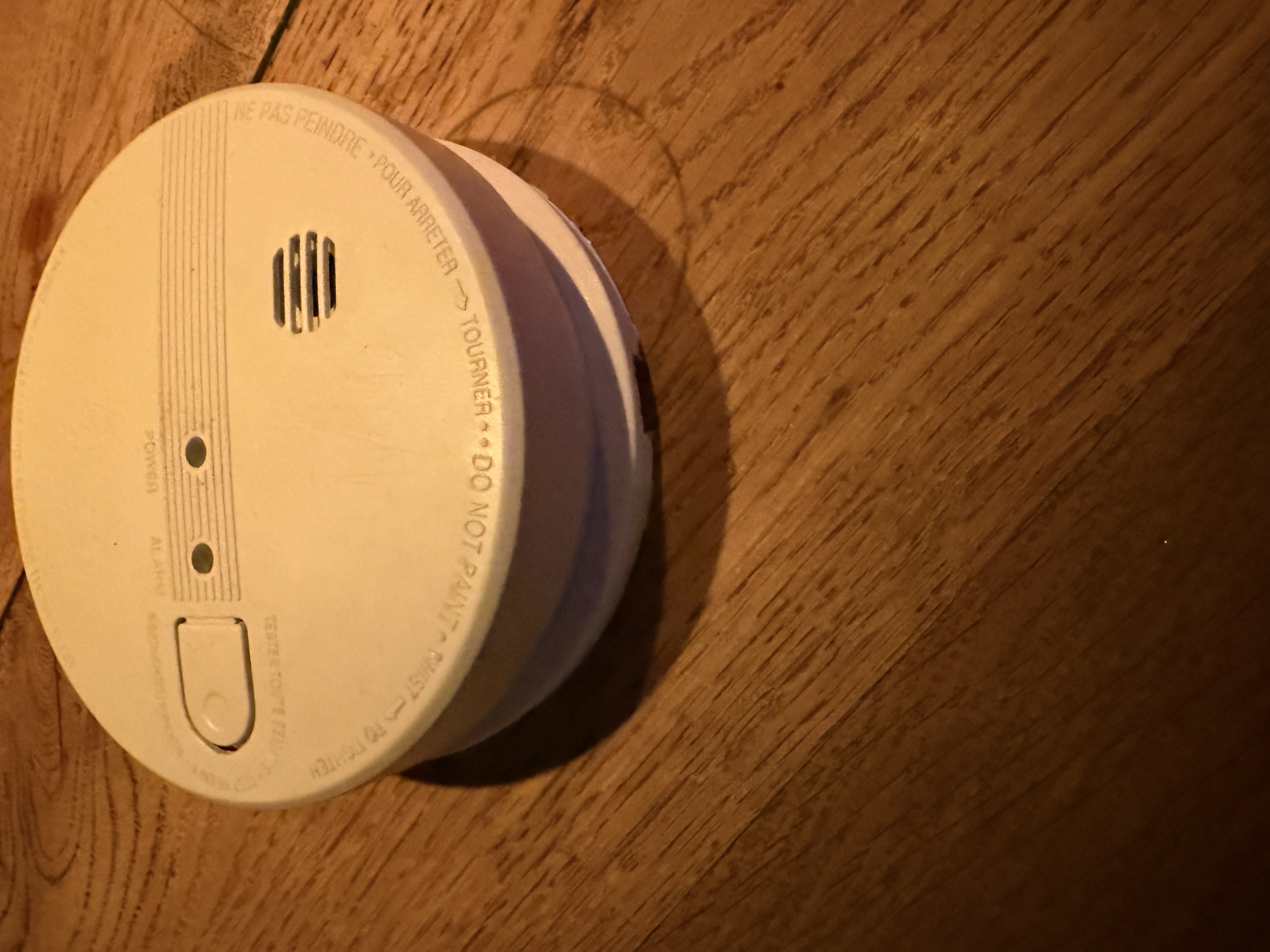 Ceiling-mount bracket with cable entry for ELRO smoke detector