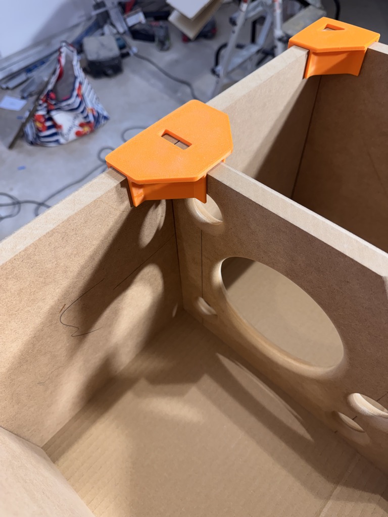 MDF / Laminated Board 18mm Corner Clamp – “Third Hand” Support