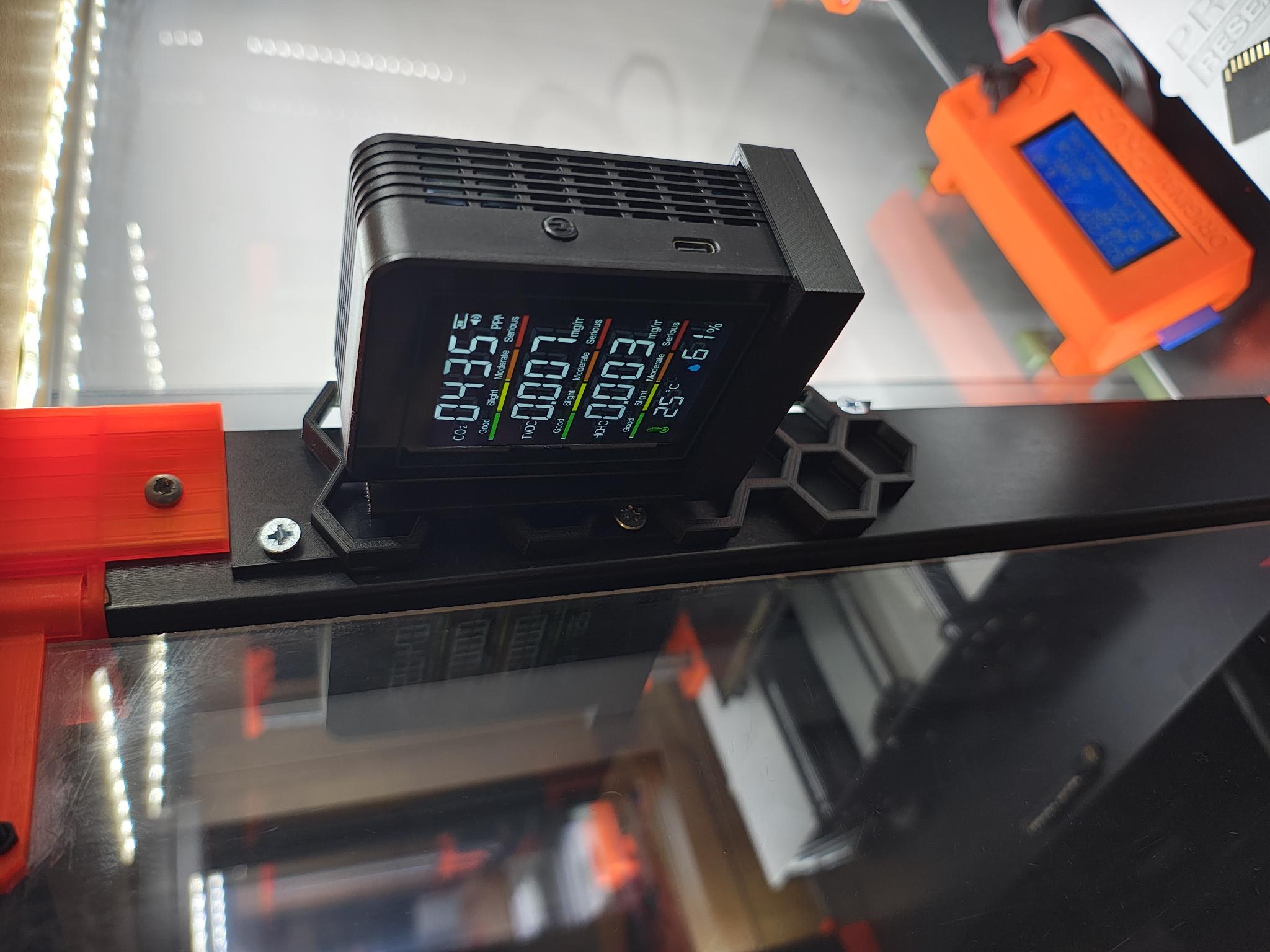 Holder air quality meter for honeycomb storage wall