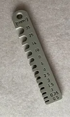 Cable Section Tester – Metric mm² (Including Insulation) | Testeur de Section de Câble – mm² (avec gaine)