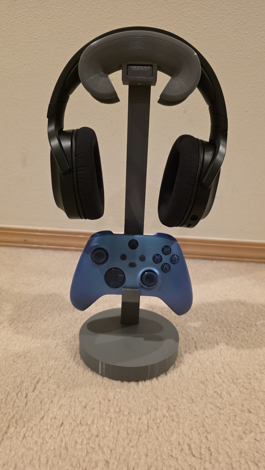 Razer Barracuda X and Xbox Controller Combo stand