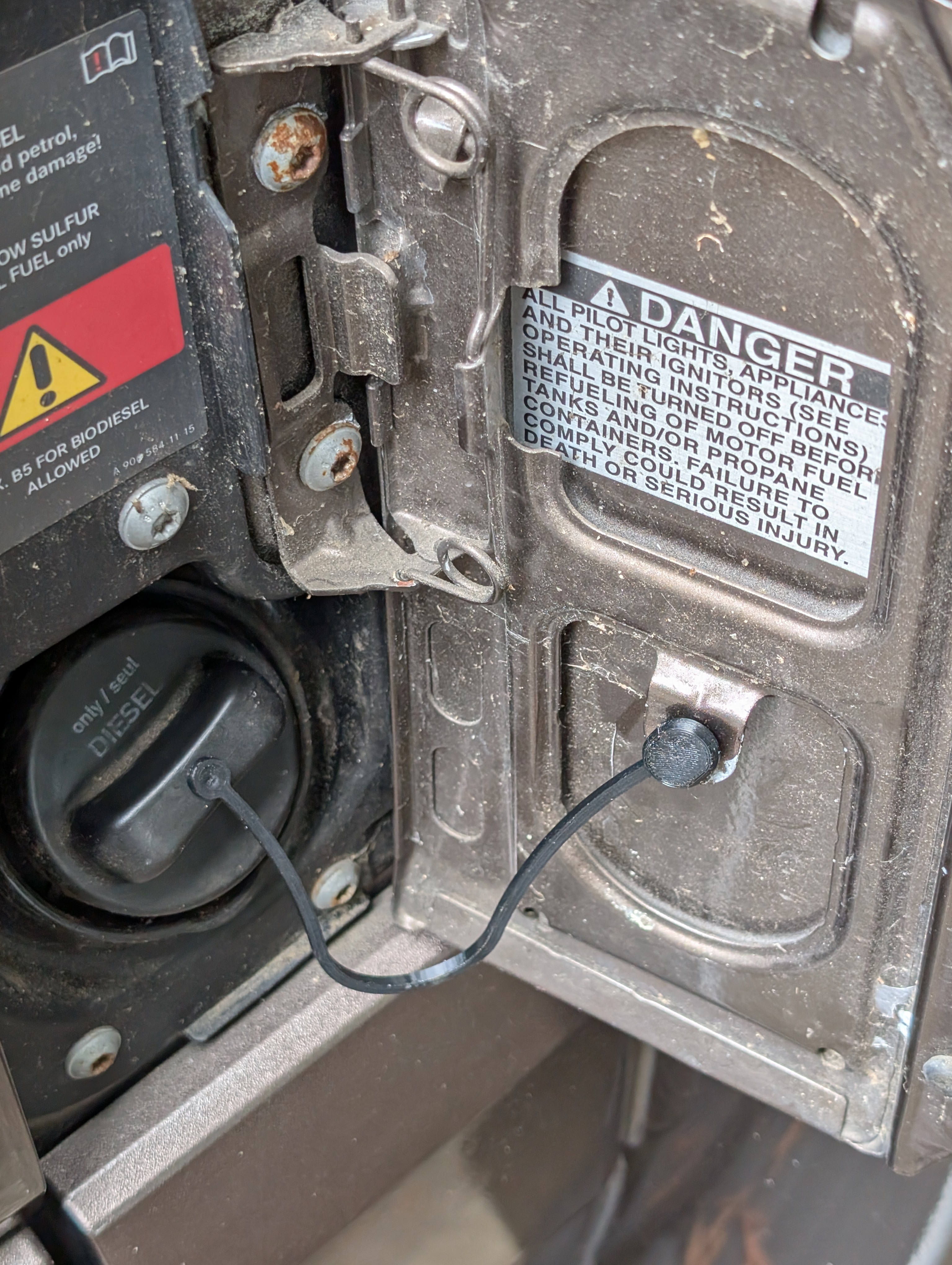 Mercedes Benz Sprinter (also Dodge & Freightliner) Fuel Cap Tether