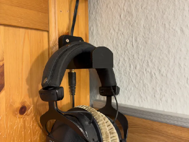 Headphone Wall Mount with 3.5 mm Jack Integration