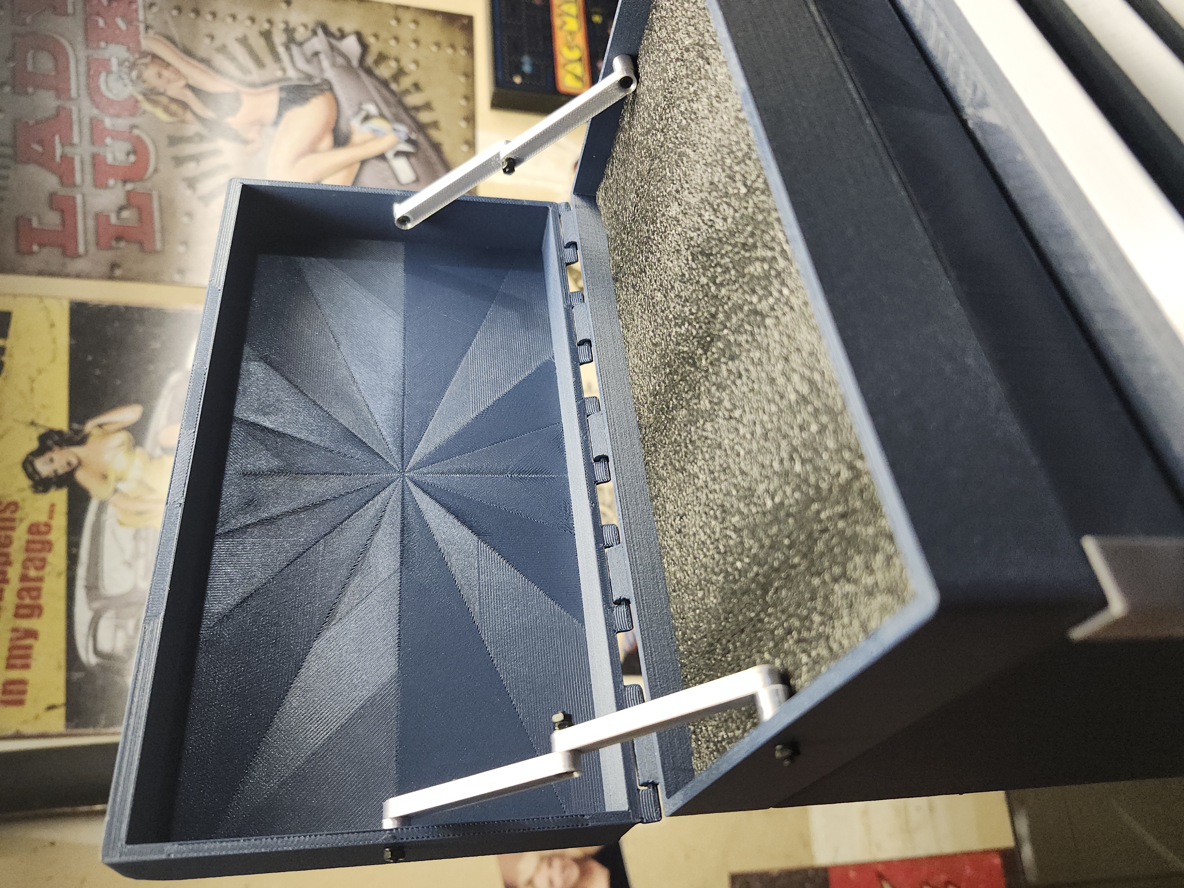 Hinges for box topper