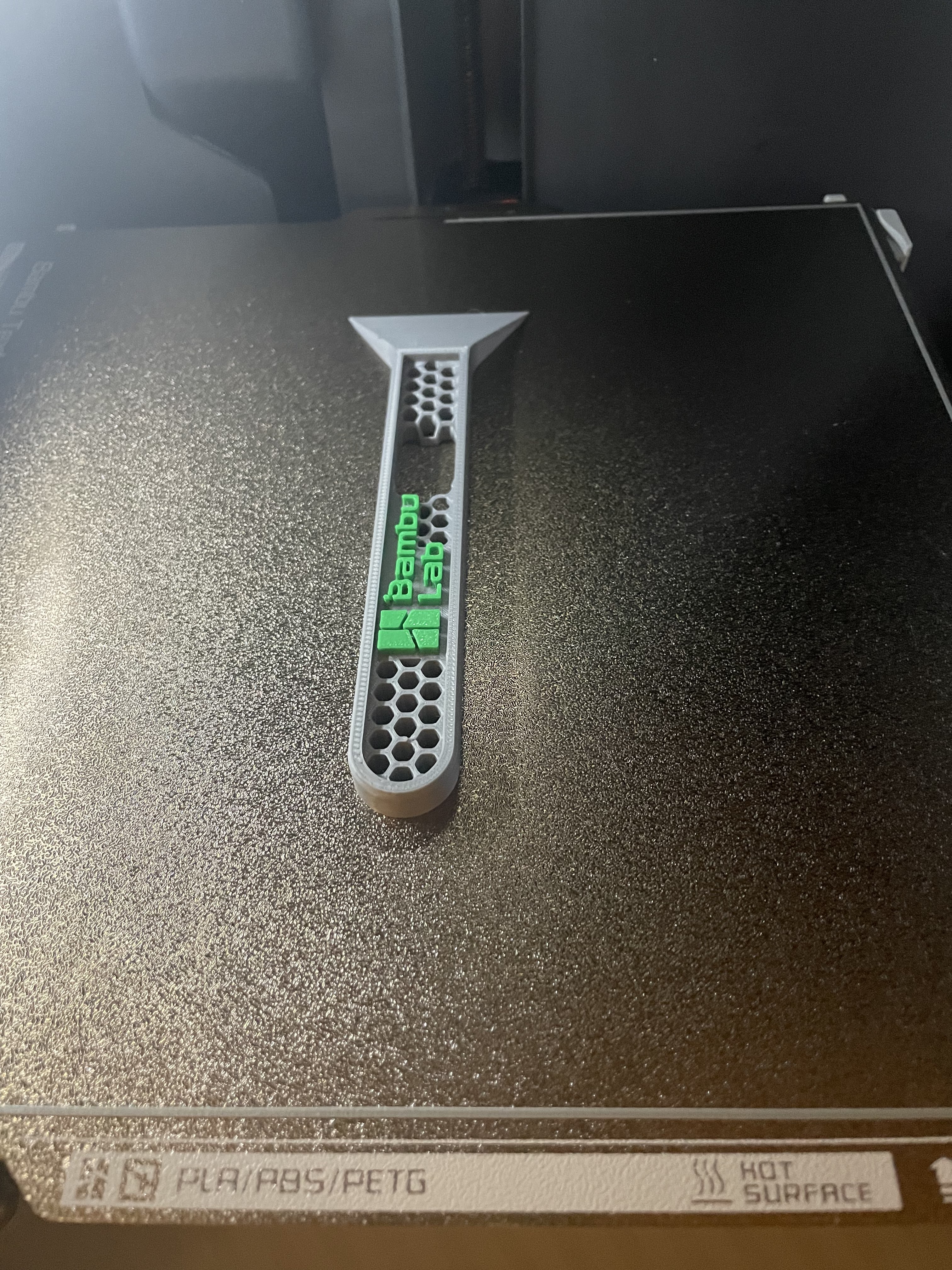 Miniatura 2 do modelo 3D hex pattern door mounting bed scraper for bambu labs