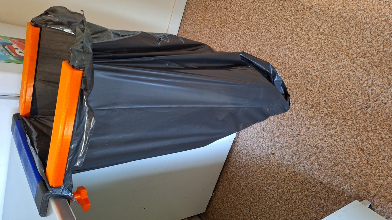 Garbage bag holding clip
