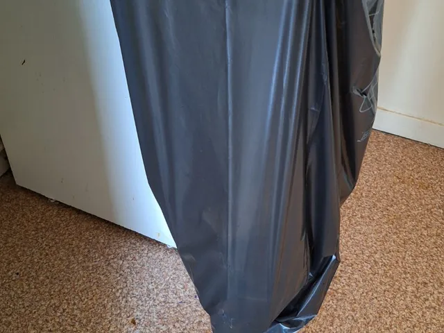 Garbage bag holding clip