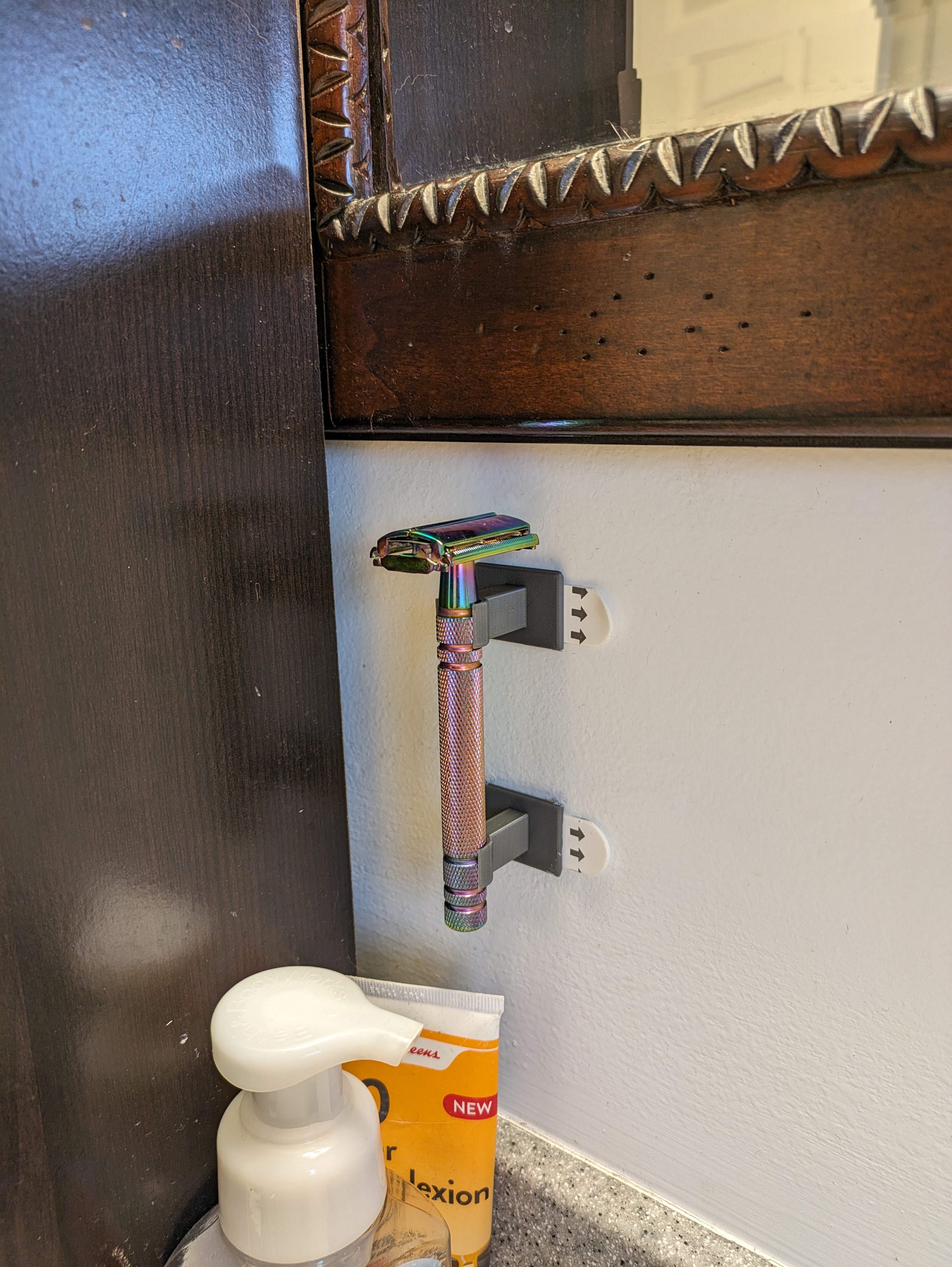 Safety razor click-in wall mount for Weishi razors (12mm)