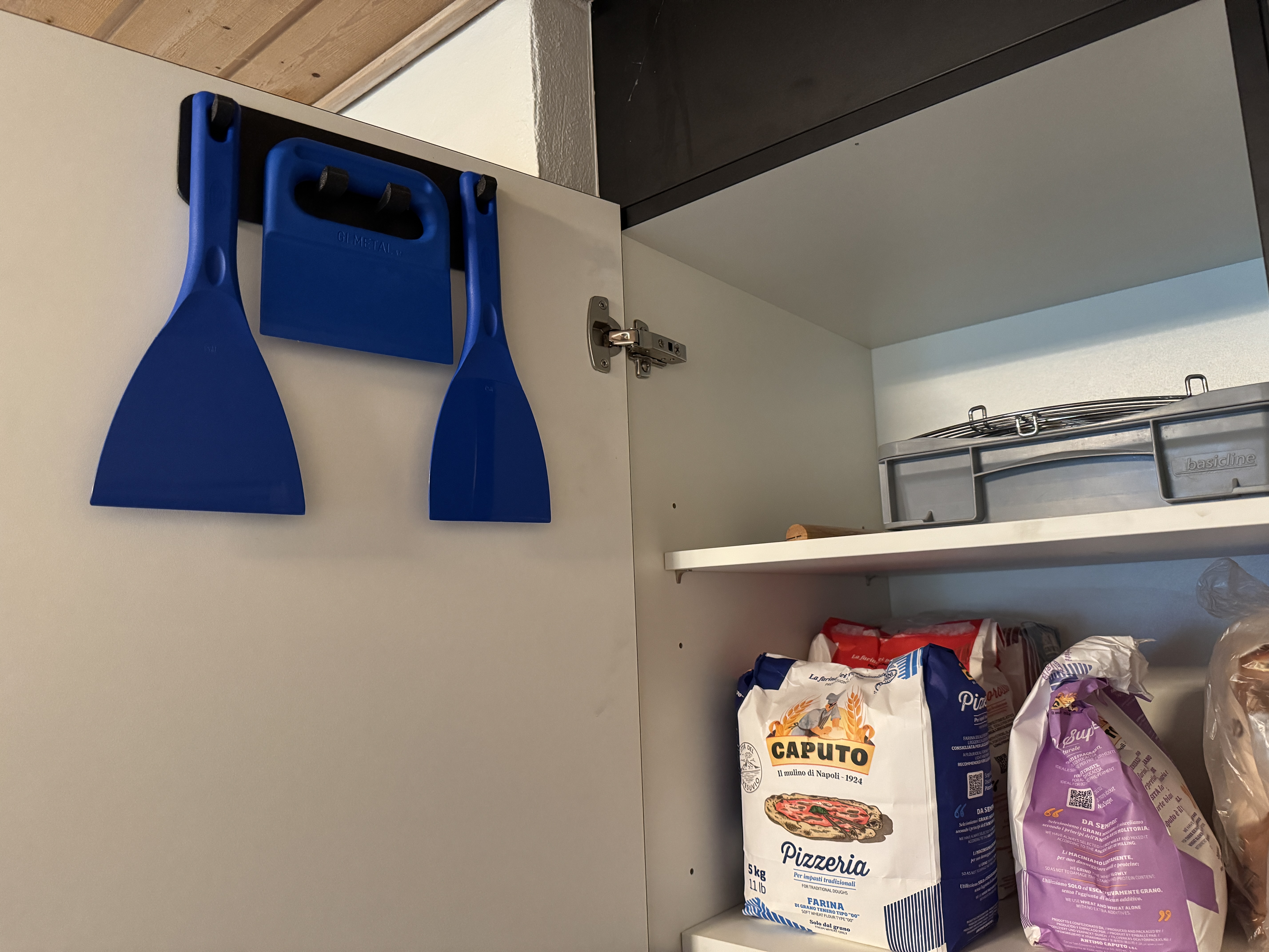 G.I. Metal pizza spartel & dough-cutter wallmount